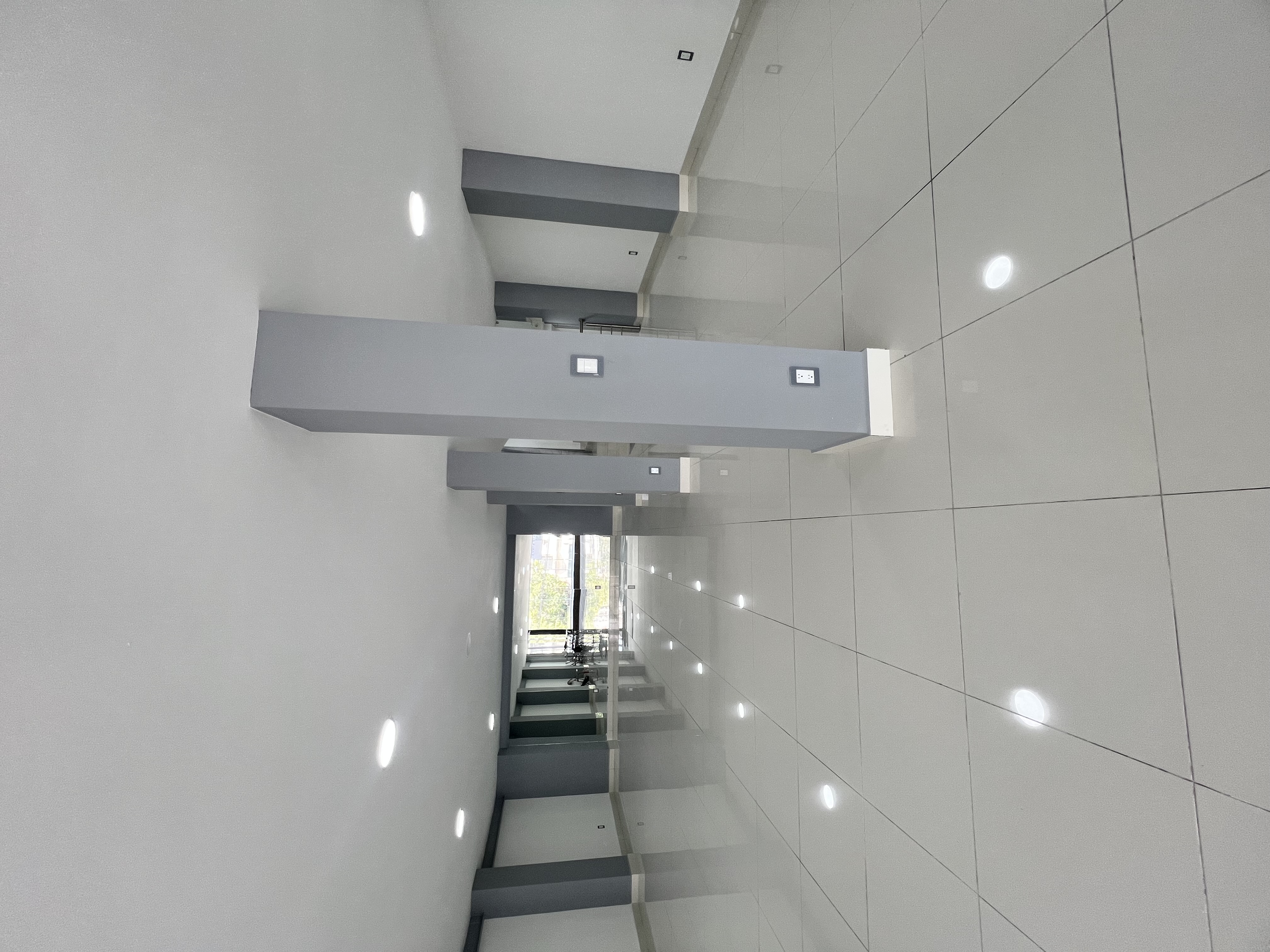 Increíble edificio comercial de 790m2 distribuidos en planta baja y tres niveles con gran amplitud en cada uno de los pisos, cuenta con dos medios baños completamente nuevos, terraza al aire libre con increíble vista y espacio de estacionamiento frente al edificio.