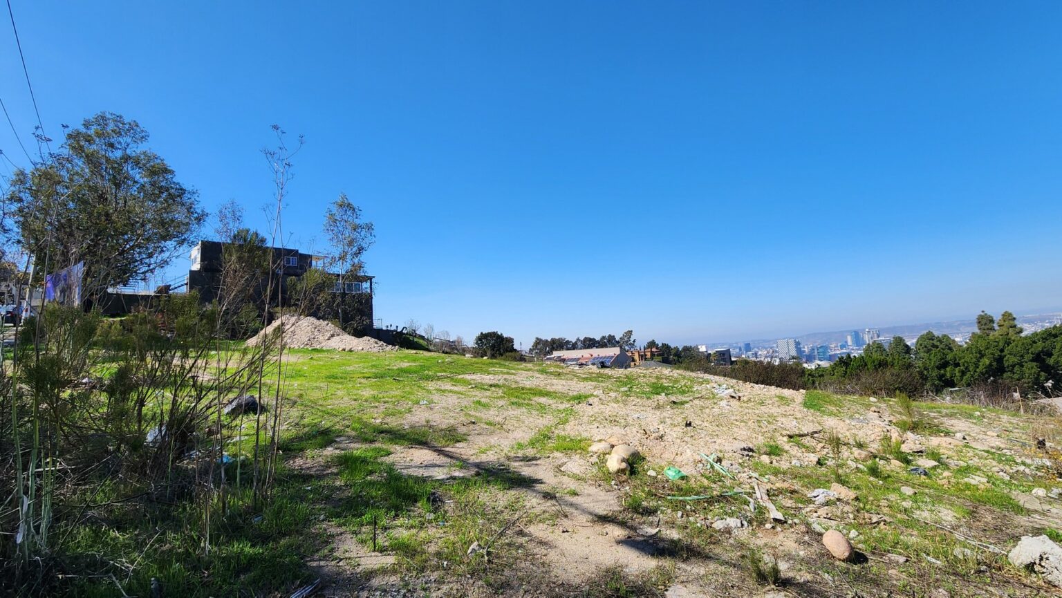 Terreno en Venta en Chapultepec Novena
Oportunidad única para construir la residencia de tus sueños o realizar una inversión segura y redituable. Este terreno se encuentra en una de las zonas más exclusivas de la ciudad, con una ubicación estratégica en Zona Dorada y una espectacular vista panorámica.
Ventajas del terreno:
• Ubicación privilegiada en el corazón de Zona Dorada.
• Calle amplia y tranquila, ideal para disfrutar de privacidad y comodidad.
• Diversas rutas de acceso, facilitando l