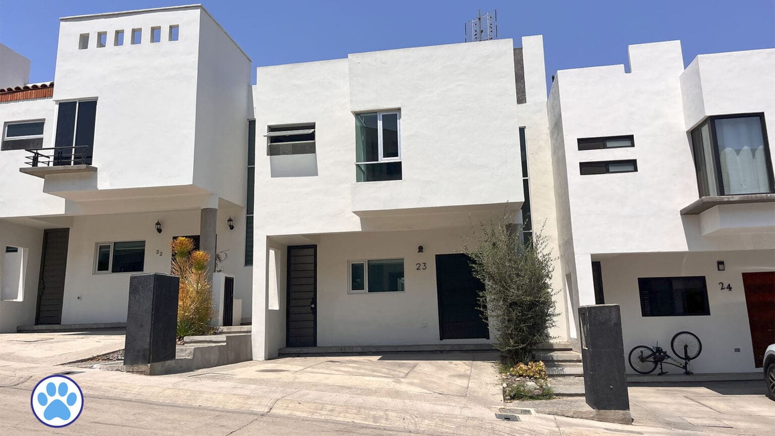 Casa en Venta en Coto Uno

Hermosa casa ubicada en un coto privado con excelentes amenidades, ideal para disfrutar en familia y vivir con seguridad y confort. Un hogar listo para disfrutar en un entorno seguro, tranquilo y con todo lo que tu familia necesita.

Características de la casa

•	Sala y comedor amplios.
•	Cocina funcional.
•	Pequeña bodega bajo la escalera.
•	½ baño en planta baja.
•	Patio trasero.
•	Cuarto de lavado.
•	Recámara principal con baño completo.
•	2 recámaras secundarias con baño compartido.
•	Pasillo de servicio.
•	Cochera para 2 autos + 1 espacio adicional en la calle.

Amenidades del coto

•	Alberca y jacuzzi.
•	Áreas verdes.
•	Fogatero.
•	Área de juegos infantiles.

Superficie

•	Terreno: 223 m²
•	Construcción: 114 m²

Solicita más información