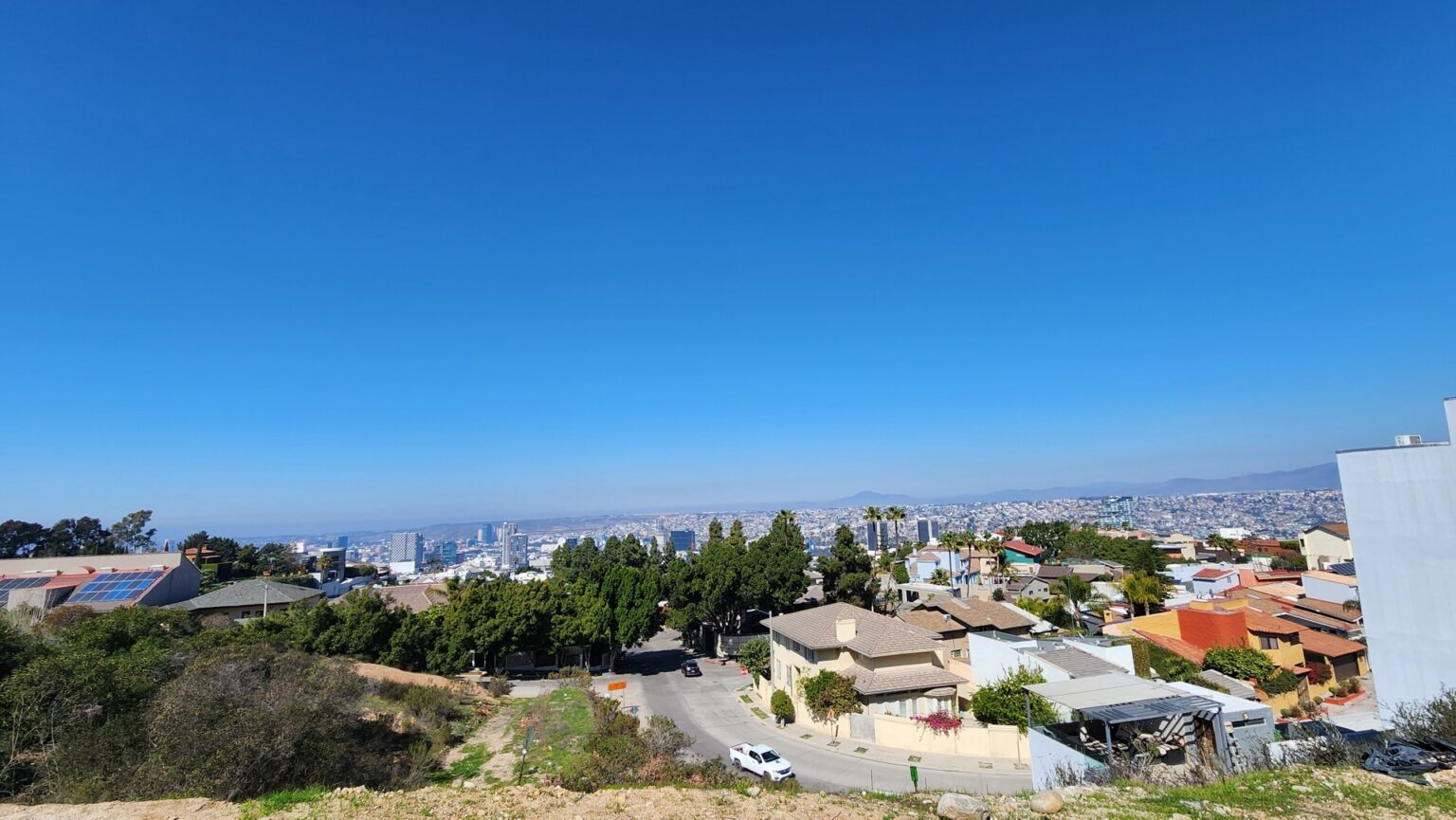 Terreno en Venta en Chapultepec Novena
Oportunidad única para construir la residencia de tus sueños o realizar una inversión segura y redituable. Este terreno se encuentra en una de las zonas más exclusivas de la ciudad, con una ubicación estratégica en Zona Dorada y una espectacular vista panorámica.
Ventajas del terreno:
• Ubicación privilegiada en el corazón de Zona Dorada.
• Calle amplia y tranquila, ideal para disfrutar de privacidad y comodidad.
• Diversas rutas de acceso, facilitando l