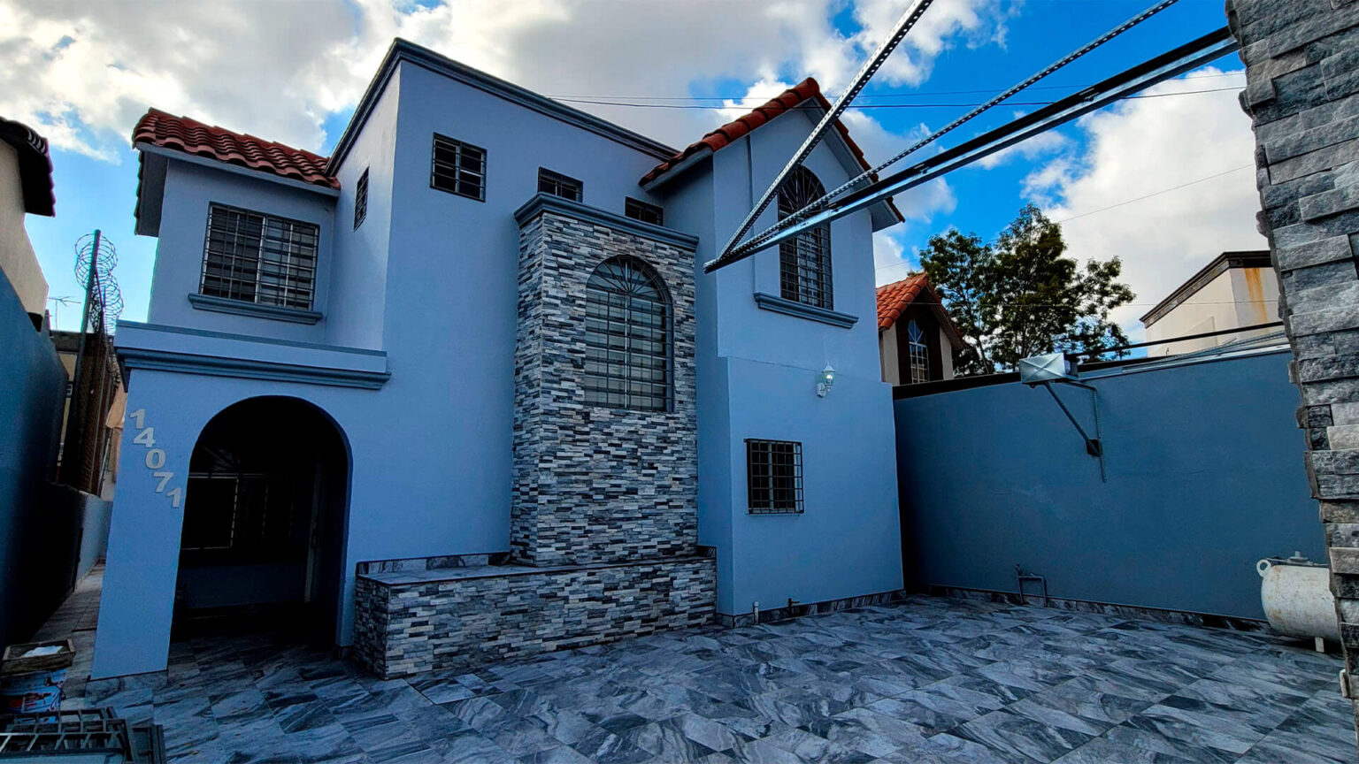 Casa en Renta en Altabrisa
Ubicada en una privada segura y rodeada de residencias de alto nivel, esta impecable propiedad ofrece comodidad y una ubicación privilegiada a minutos de UABC, Tecnológico de Tijuana y la Garita de Otay.
Renta USD $2,100 dlls por mes