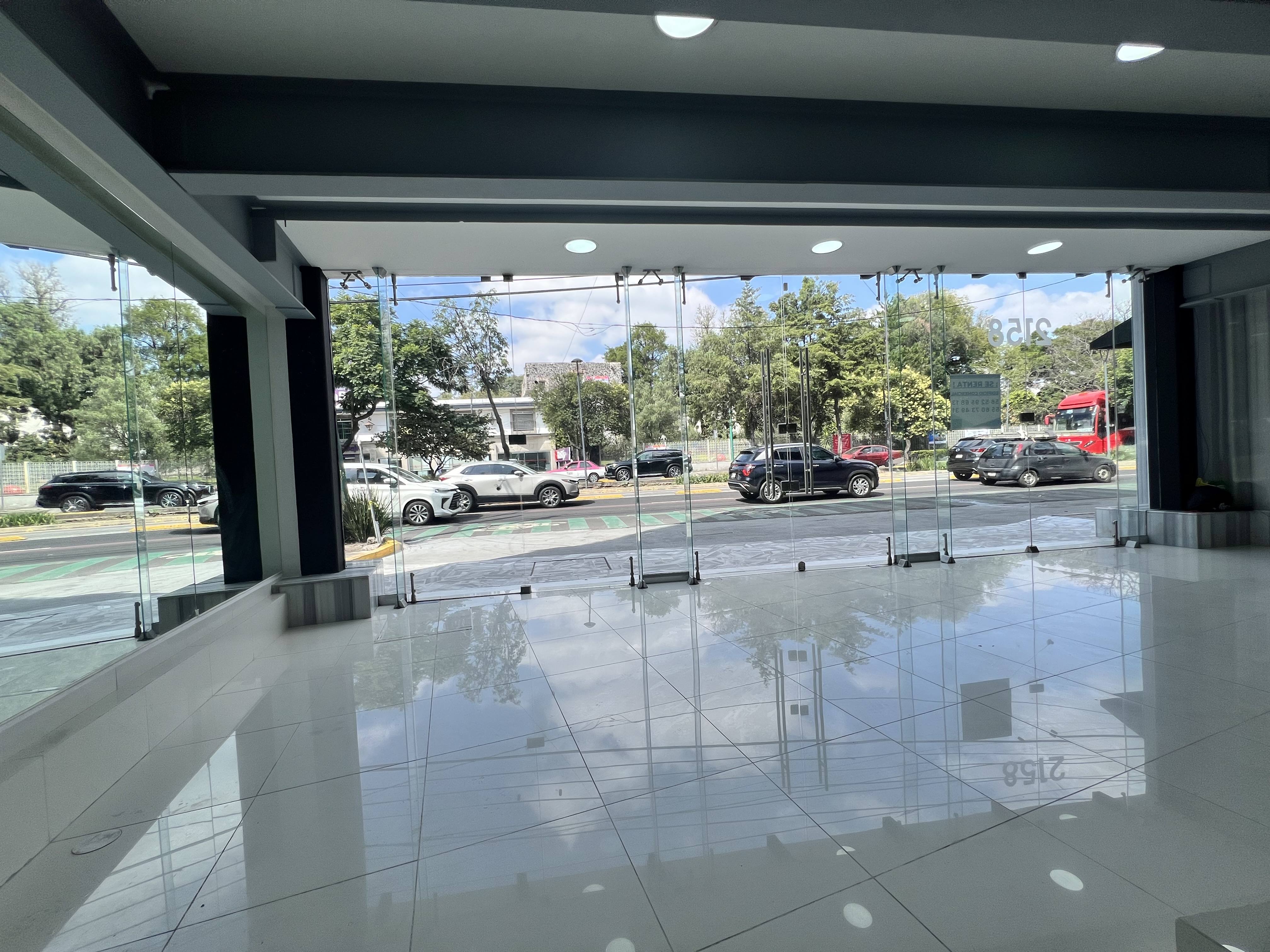 Increíble edificio comercial de 790m2 distribuidos en planta baja y tres niveles con gran amplitud en cada uno de los pisos, cuenta con dos medios baños completamente nuevos, terraza al aire libre con increíble vista y espacio de estacionamiento frente al edificio.
