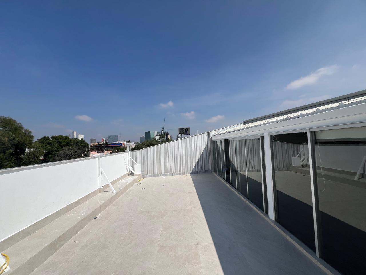 Increíble edificio comercial de 790m2 distribuidos en planta baja y tres niveles con gran amplitud en cada uno de los pisos, cuenta con dos medios baños completamente nuevos, terraza al aire libre con increíble vista y espacio de estacionamiento frente al edificio.