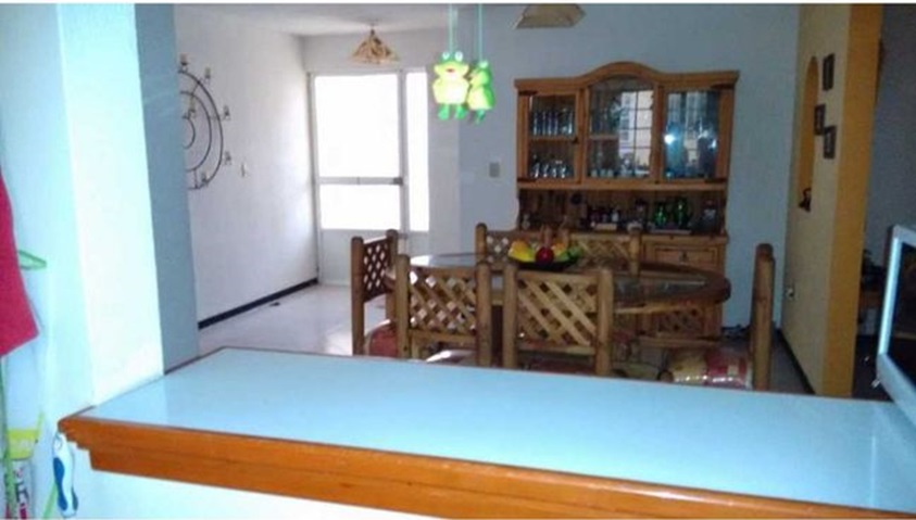 Amplia casa en conjunto cerrado a 10 minutos de Tlaxcala
CONTACTO: 2221767909
Fraccionamiento La Virgen en Panotla Tlaxcala y
a 30 de Volkswagen
424 m2 de terreno
220 m2 de construcción
Junto a zona arbolada con hermosa vista.
Con amplio jardín de 250 m2
PLANTA BAJA:
Recibidor
Sala comedor
Cocina integral
Estudio
Bar
Baño de visitas
Cuarto de servicio
Área de lavado
Jardin verdaderamente grande
PLANTA ALTA
4 recámaras
2 baños completos
SE VENDE CON O SIN MUEBLES