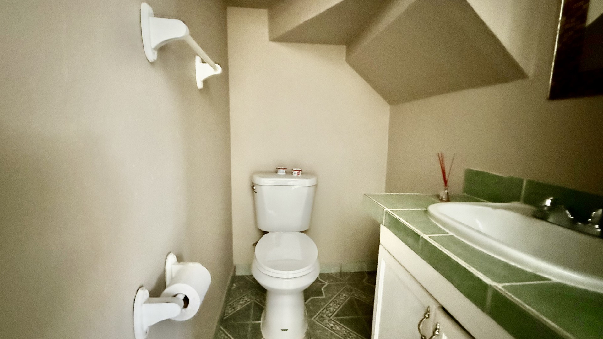La casa se encuentra dentro de la Privada Tulum en Santa Fe, una zona con acceso inmediato a centros comerciales, parques y escuelas de alta calidad, PRECIO: $ 160,000 Dlls
Características de la Casa:
Distribución en 2 niveles.
1 baño completo y medio baño. Cocina integral. Sala y comedor. Terraza, ideal para colocar una sala de patio y un asador. Boiler y ventiladores de techo incluidos. Estacionamiento techado para 2 automóviles. Agenda tu cita hoy mismo!
Christian@primerobr.com
664-356-1143