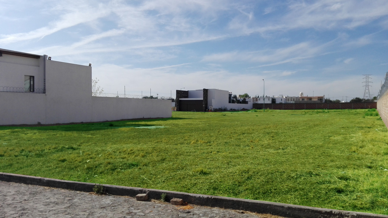 Diferentes opciones en el fraccionamiento Desde 452m² hasta 1,737m²
Fraccionamiento privado, con vigilancia 24 horas, servicios ocultos, calles amplias empedradas y de concreto.
Excelente ubicación, atrás del Colegio Humboldt, muy cerca de la Recta a Cholula, Blvd. Forjadores, Periférico Ecológico.
En el fraccionamiento hay residencias de nivel alto ya que existe una restricción de mínimo 400 m² por vivienda.