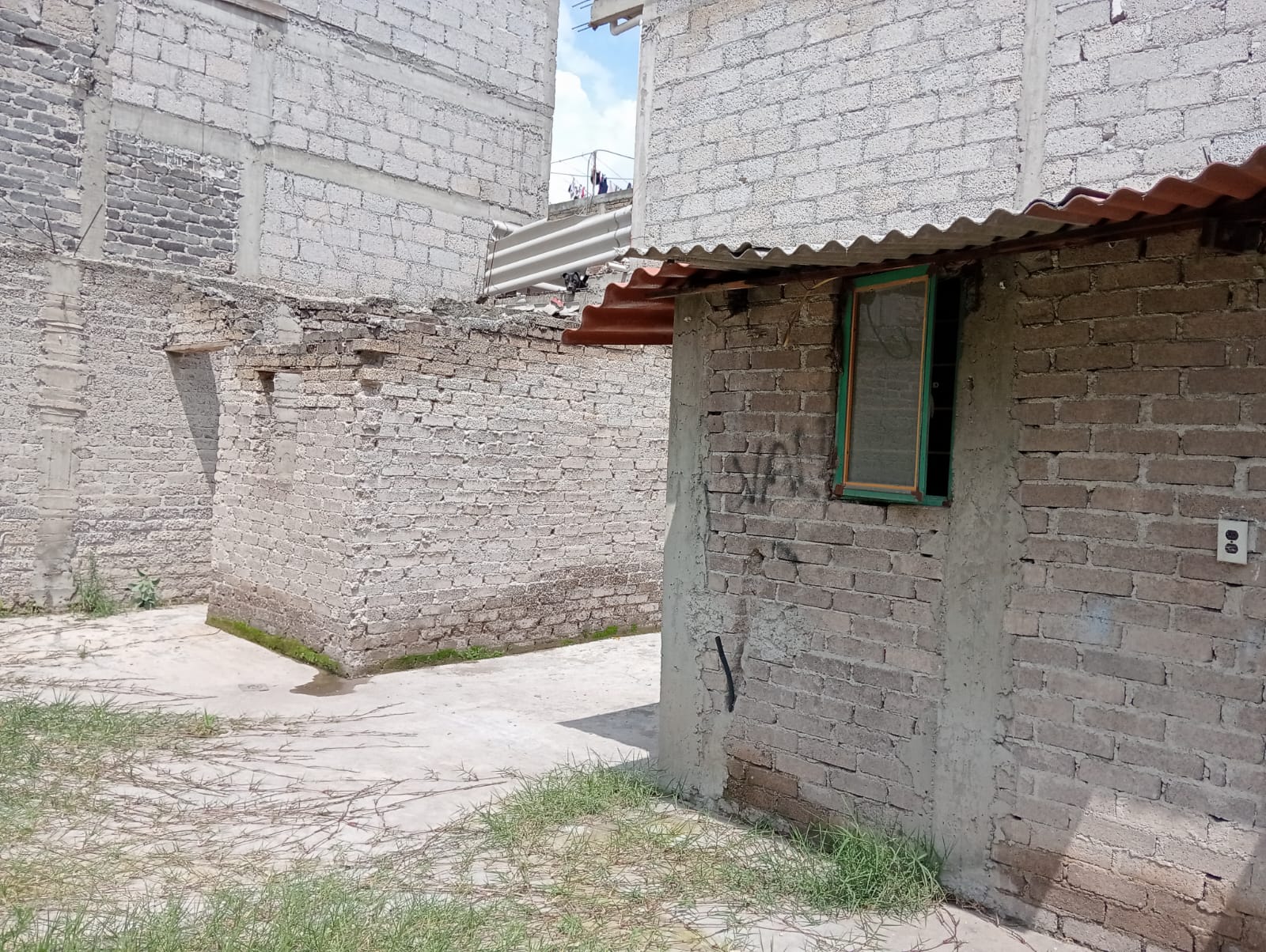 Venta de Terreno en Venta de Carpio!!!

Excelente precio de Remate!!!

Ubicación: Venta de Carpio, Ecatepec Edo de México a 5 minutos de la central de abastos
Superficie: 90 m2

Características:

Venta de terrenos en Venta de Carpio son dos terrenos cada uno de 90 m2 aproximadamente, cada uno cuenta con escrituras y el trato es directamente con el dueño!

Se pide $480,000 de cada terreno, escrituración inmediata, único dueño y se aceptan únicamente recursos propios

Contáctanos hoy mismo para agendar cita y conocer el inmueble!!!