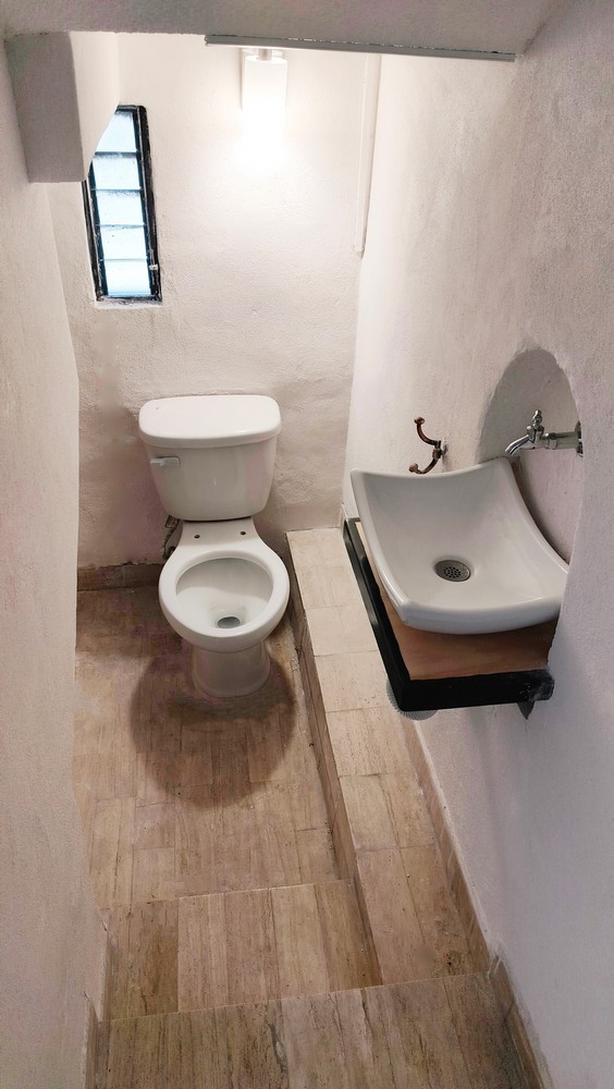 Tiene 3 recámaras con closet, la principal con baño completo y otro baño completo para las demás recámaras, sala-comedor, cocina con cocineta y alacena, medio baño, zotehuela ampliada, cochera para 2 autos.
Está remodelada, tiene puertas nuevas, pintura nueva, closets nuevos, cocineta nueva, muebles de baño nuevos, se pintó en exterior e interior y se impermeabilizó con carpeta asfáltica la azotea.
Lo mejor es el precio $1,590,000 pesos en la zona es difícil encontrar casa de este rango
