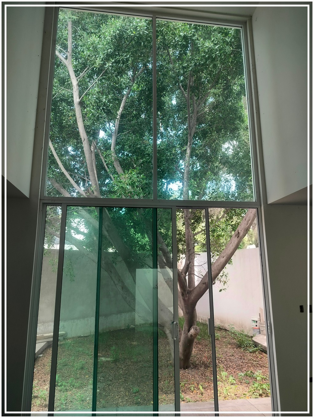Vendo Residencia Nueva de Arquitectura única En Puebla
$3,200,000
Estrena esta hermosa residencia de diseño arquitectónico único, que desde su facha refleja la singularidad y belleza que solo una propiedad así te entrega, aparte de su imponente diseño, también maximiza espacios que harán que tu familia disfrute cada uno de ellos, maximizando tu inversión en esta excelente propiedad.
Se encuentra en fraccionamiento Residencial cerrado con vigilancia privada, cerca del periférico ecológico, en