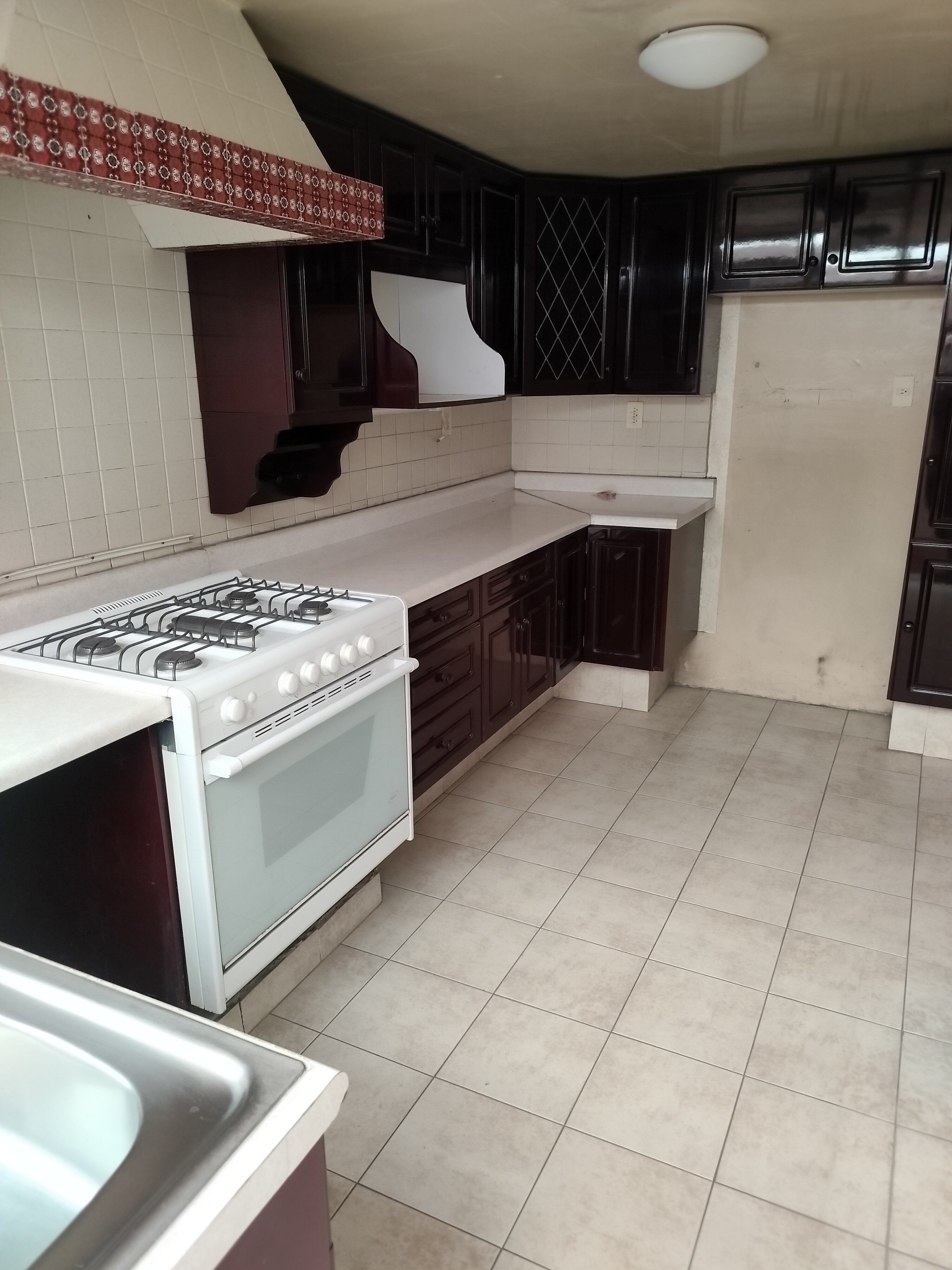 Excelente tanto para casa habitación o comercio, SPA, Clínica de Rehabilitación, Consultorio, Oficinas.
Tiene alberca techada con policarbonato, funcionando con filtros y caldera.
La casa cuenta en planta baja con:
cochera techada para 2 automóviles, Sala comedor, cocina con cocina integral, 1 recámara, baño completo y despacho.
En planta alta:
Tiene 2 recámaras amplias con closets, terraza y baño completo.
En la azotea tiene roofgarden con asador, cuarto de lavado y cuarto de servicio baño