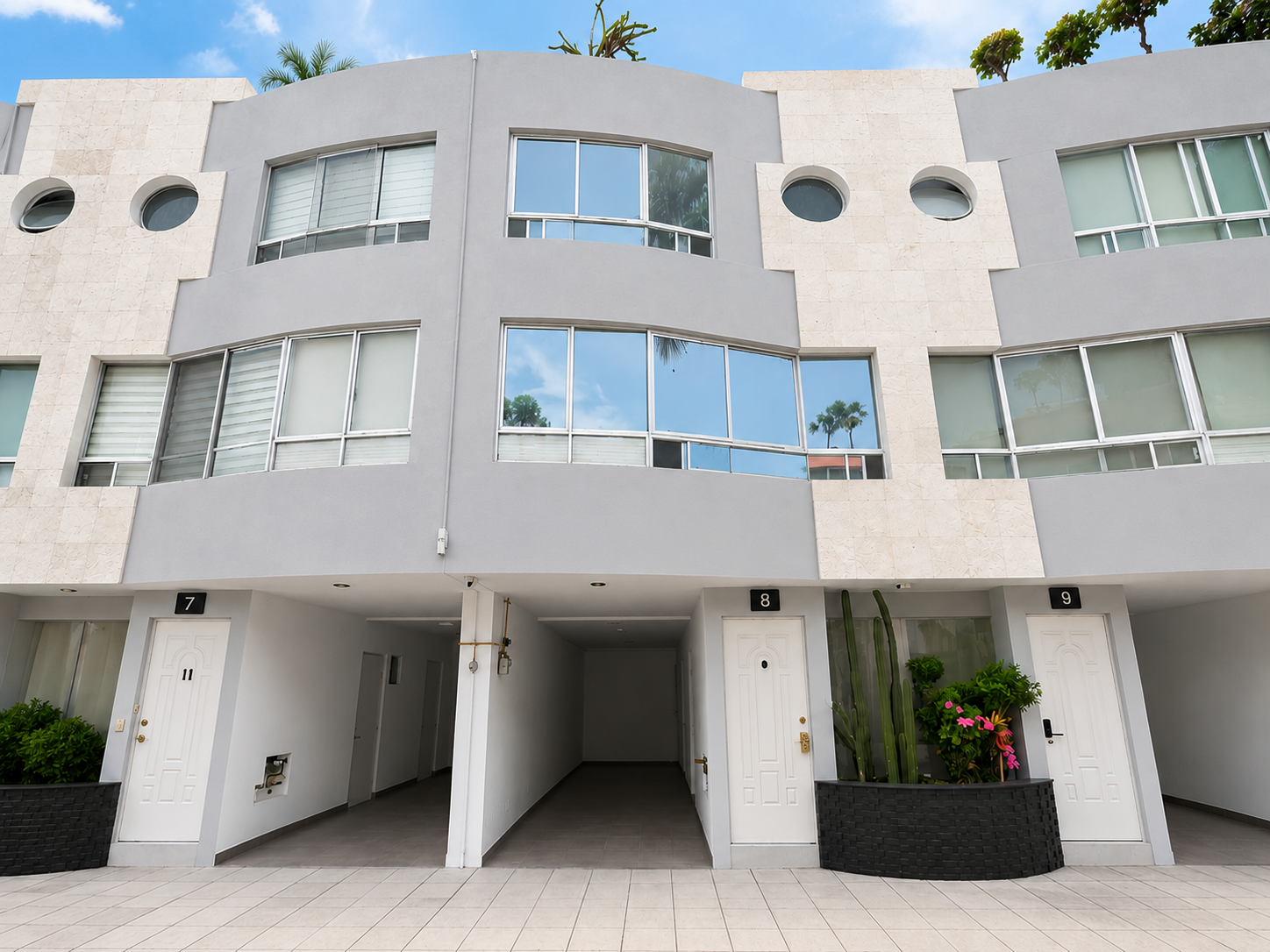 *PRECIO RENTA $40 K.
MANTENIMIENTO: $2,000.00

Descripción:
*CASA VERTICAL.
*SALA / ESTANCIA.
*COMEDOR.
*COCINA CON COCINA INTEGRAL.
*AREA DE LAVADO.
*4 RECAMARAS.
*3 ½ BAÑOS
*2 CAJONES DE ESTACIONAMIENTO.
*CUARTO DE SERVICIO.
*TERRAZA SEMI TECHADA.
*VIGILANCIA 24 HRS.
*CONSTRUCCIÓN 153 M².