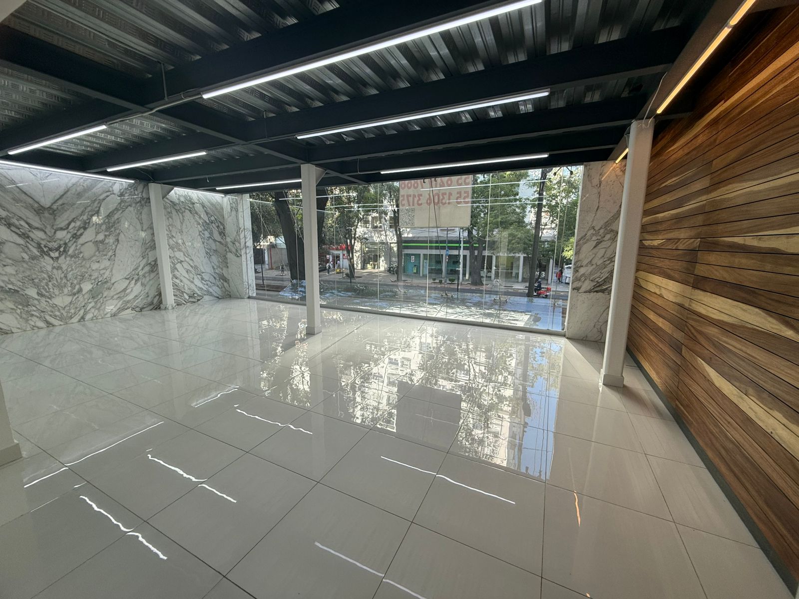 Increíble espacio comercial sobre una de las avenidas más transitadas de la CDMX.
Espacio de 580m2 distribuidos en planta baja y dos niveles con cancelaría de piso a techo que permite una excelente iluminación natural, doble acceso al edificio y espacio de estacionamiento para dos coches. Acabados de lujo en mármol italiano