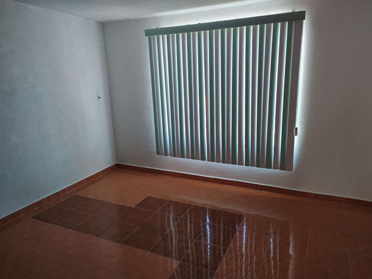 Casa amplia y con excelentes acabados.
Ubicación:
Colonia Bosques de Colón, a 10 min de la Prepa No.5, Toluca, Estado de México.
Cuenta con:
4 recamaras
2 baños completos
Garage para 1 auto
1 despacho
Cocina
Sala
Comedor
Cuarto para juegos
Patio de servicio.
Acabados: Loseta cerámica en toda la casa, closets en recamaras, la cocina apenas se coloco nueva, lista para habitar.
Se aceptan créditos, si no cuenta con el con gusto se le tramita con la institución que mas le convenga.