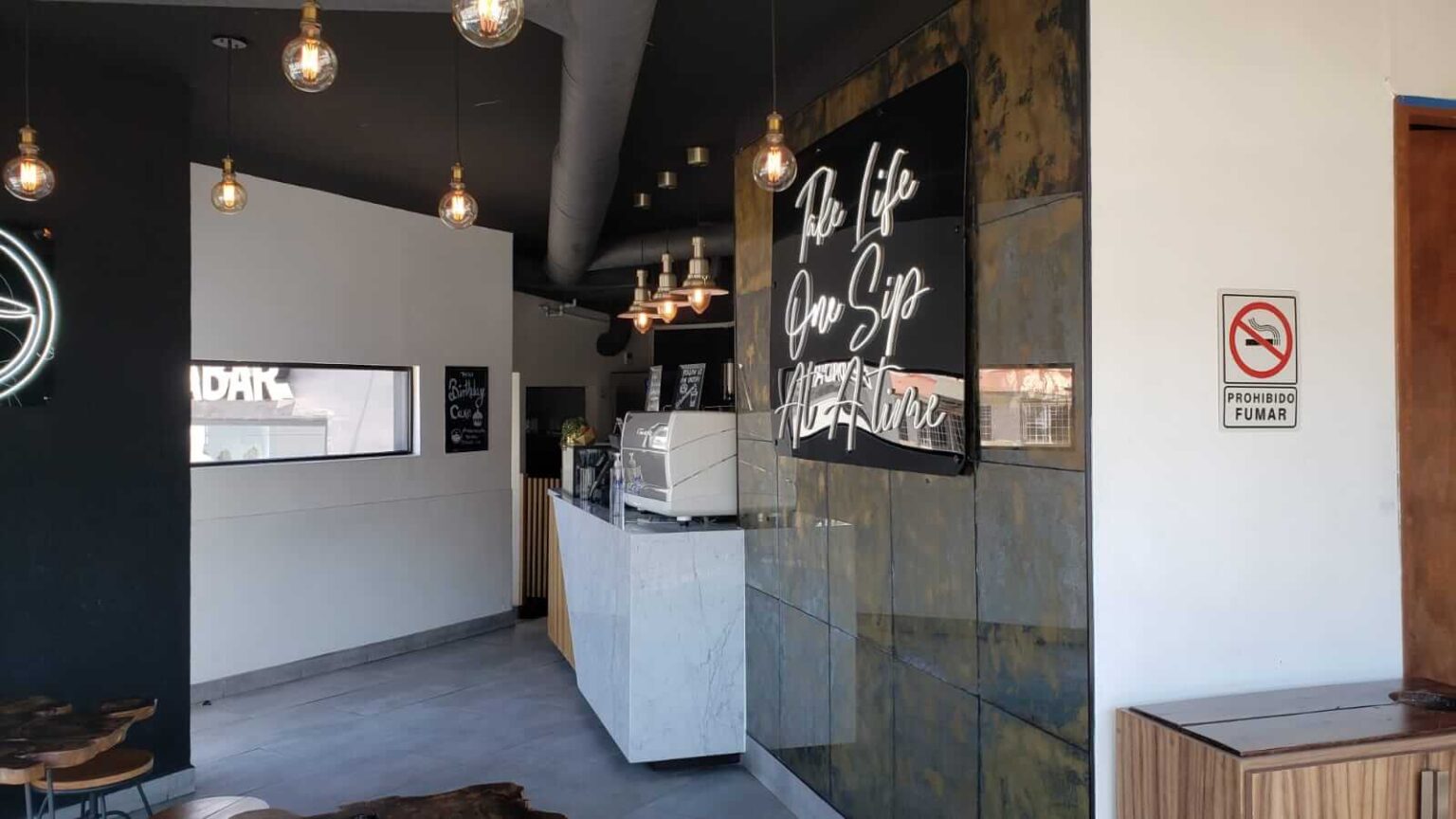 Traspaso de Boba Bar Tijuana
Adquiere un negocio establecido con una ubicación privilegiada en el Blvd. de Las Américas, a espaldas del Colegio Instituto México. Bobabar Tijuana es una opción ideal para emprendedores interesados en un modelo de negocio probado y rentable. Con infraestructura de primera y una base de clientes fidelizados, este traspaso representa una excelente oportunidad de inversión.
Traspaso USD $115,000 dlls