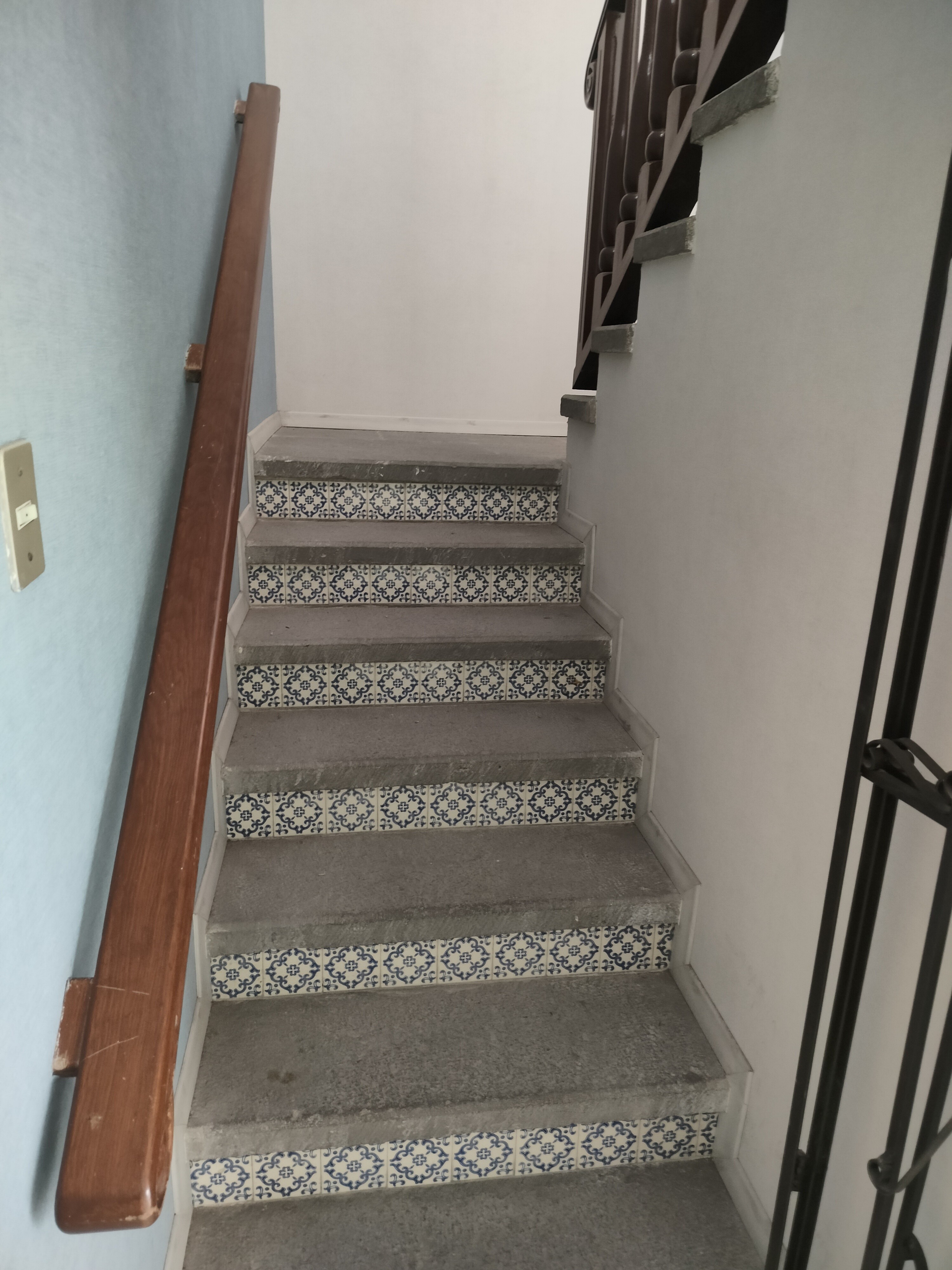 Excelente tanto para casa habitación o comercio, SPA, Clínica de Rehabilitación, Consultorio, Oficinas.
Tiene alberca techada con policarbonato, funcionando con filtros y caldera.
La casa cuenta en planta baja con:
cochera techada para 2 automóviles, Sala comedor, cocina con cocina integral, 1 recámara, baño completo y despacho.
En planta alta:
Tiene 2 recámaras amplias con closets, terraza y baño completo.
En la azotea tiene roofgarden con asador, cuarto de lavado y cuarto de servicio baño