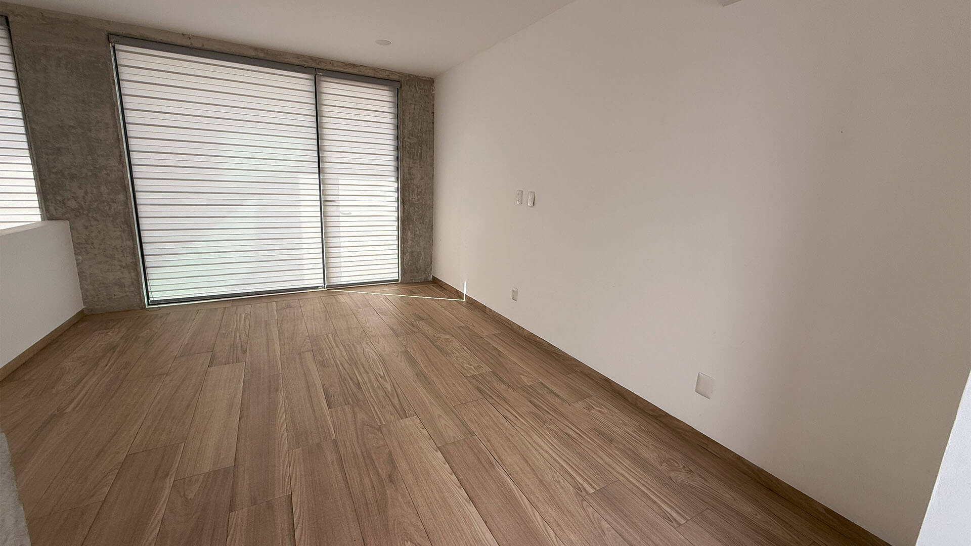 Departamento en Renta en Colonia Marrón
Disfruta de la comodidad y excelente ubicación de este departamento, a solo 10 minutos de la línea internacional de San Ysidro. Su diseño moderno y funcional lo convierte en una opción ideal para quienes buscan confort y accesibilidad.
Renta USD $1,950 dlls por mes