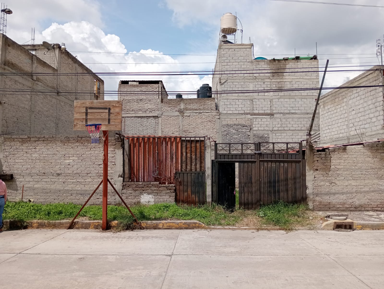 Venta de Terreno en Venta de Carpio!!!

Excelente precio de Remate!!!

Ubicación: Venta de Carpio, Ecatepec Edo de México a 5 minutos de la central de abastos
Superficie: 90 m2

Características:

Venta de terrenos en Venta de Carpio son dos terrenos cada uno de 90 m2 aproximadamente, cada uno cuenta con escrituras y el trato es directamente con el dueño!

Se pide $480,000 de cada terreno, escrituración inmediata, único dueño y se aceptan únicamente recursos propios

Contáctanos hoy mismo para agendar cita y conocer el inmueble!!!