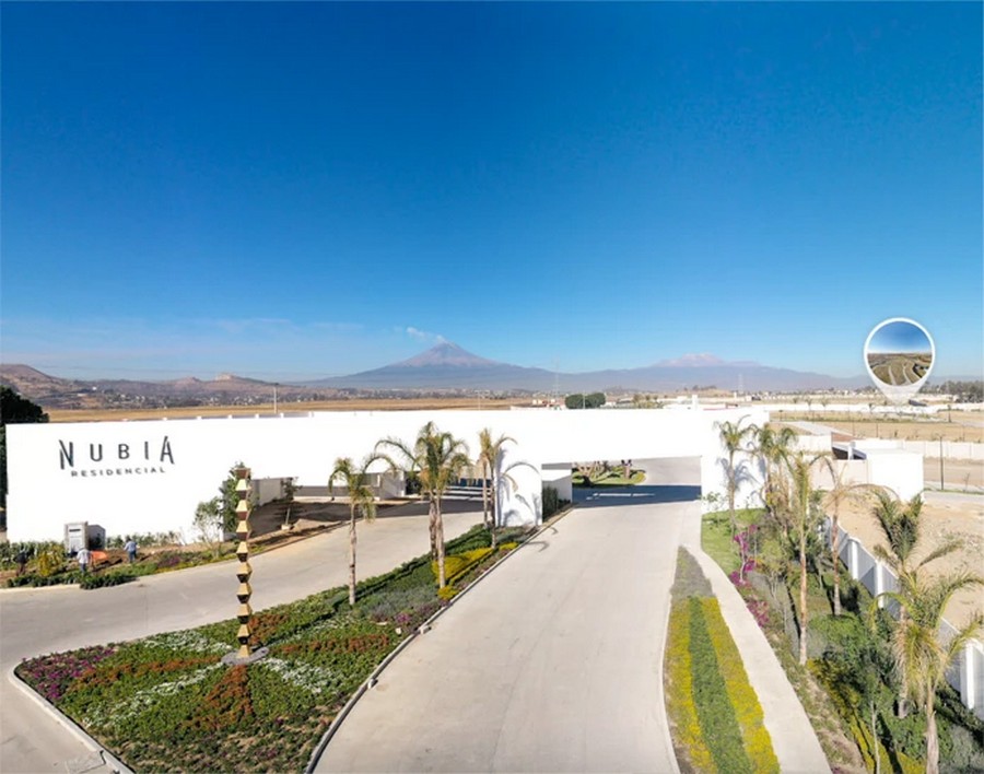 Nubia Residencial es el proyecto más exclusivo de Puebla en la actualidad, conformado por terrenos premium. Casa club con sofisticadas amenidades, amplias áreas verdes, vistas espectaculares hacia el entorno. Inmejorable acceso que brinda seguridad y tranquilidad a los residentes, cerca de Lomas de Angelópolis. La Casa Club cuenta con una superficie de 16’600 metros de jardín arbolado y se sitúa en el corazón verde del proyecto. Está pensada como punto de encuentro de todos los residentes