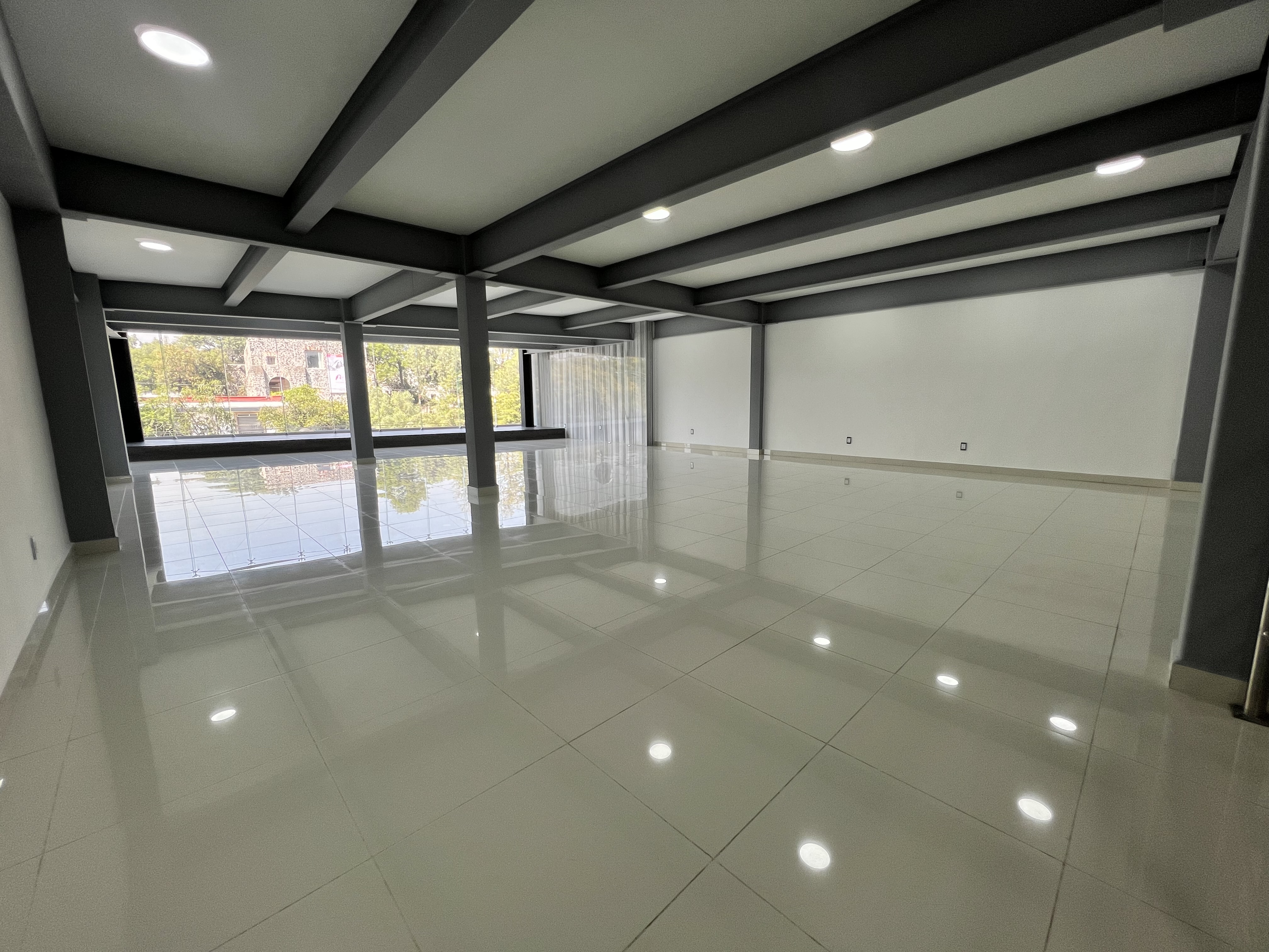 Increíble edificio comercial de 790m2 distribuidos en planta baja y tres niveles con gran amplitud en cada uno de los pisos, cuenta con dos medios baños completamente nuevos, terraza al aire libre con increíble vista y espacio de estacionamiento frente al edificio.