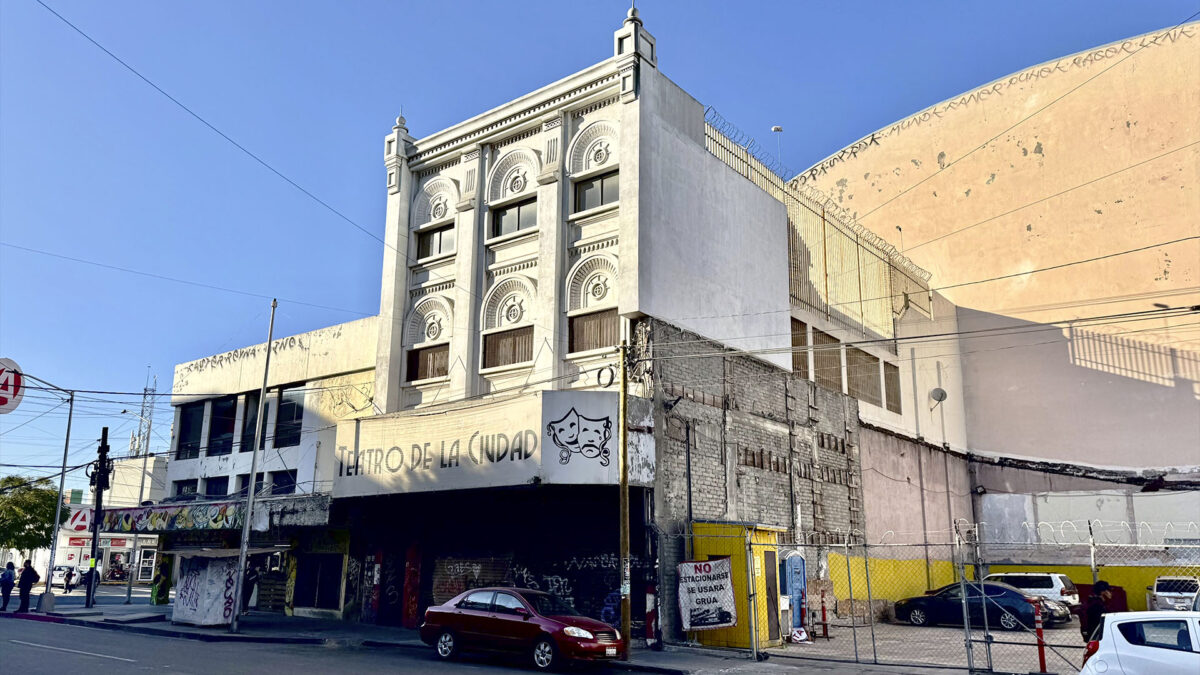 Edificio en Venta en Zona Centro
Descripción General:
• Uso Original: Este edificio fue anteriormente un cine y quedó en remodelación para convertirse en un Teatro de la Ciudad.
• Niveles de Construcción: Dos niveles amplios con múltiples espacios funcionales.
Venta USD $2,300,000 dlls