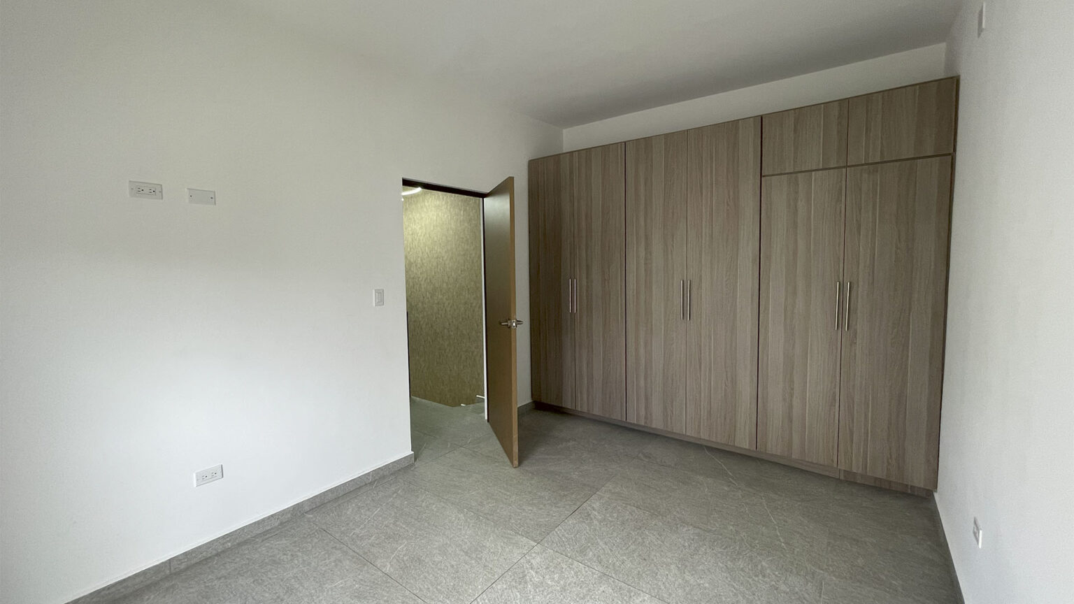 Casa en Renta en La Joya Santa Fe
Vive en una residencia equipada de lujo dentro de un fraccionamiento con acceso controlado y seguridad. Disfruta de espacios amplios, acabados modernos y comodidad en cada rincón. Una casa con acabados de primera y amenidades que garantizan confort y seguridad. Contáctanos para más información o para agendar una cita.