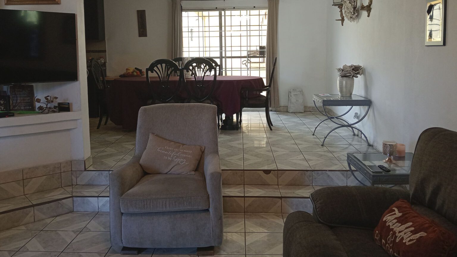 Casas en Venta en Colonia Obrera
Propiedad en venta con dos casas con una ubicación privilegiada, a una cuadra de Calimax del Rubí y el Libramiento Sur, con acceso rápido a principales vialidades.
Venta USD $360,000 dlls