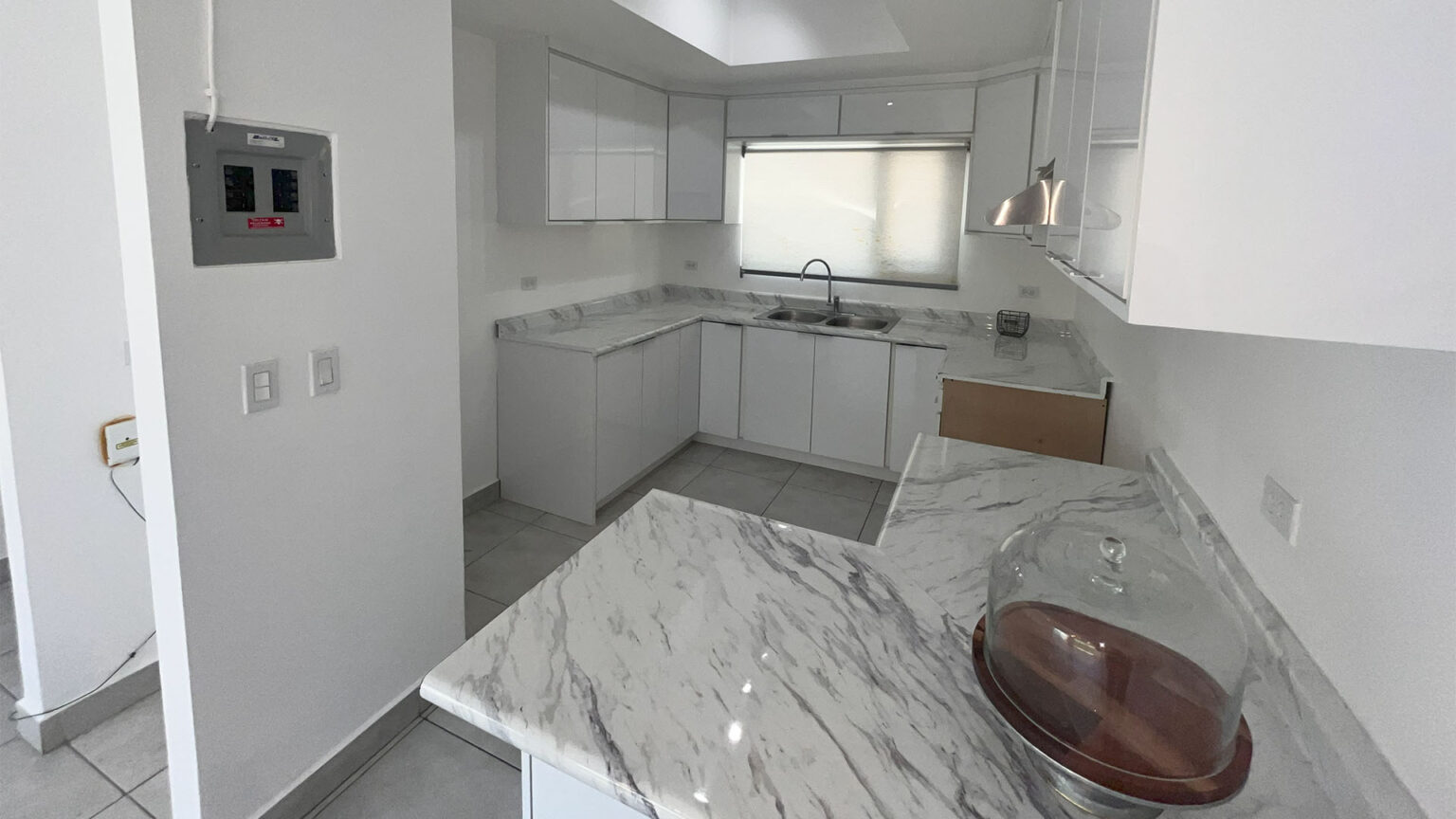 Casa en Venta en Coto Uno
Hermosa casa ubicada en un coto privado con excelentes amenidades, ideal para disfrutar en familia y vivir con seguridad y confort. Un hogar listo para disfrutar en un entorno seguro, tranquilo y con todo lo que tu familia necesita.
Características de la casa
• Sala y comedor amplios.
• Cocina funcional.
• Pequeña bodega bajo la escalera.
• ½ baño en planta baja.
• Patio trasero.
• Cuarto de lavado.
• Recámara principal con baño completo.
• 2 recámaras secundarias con baño compartido.
• Pasillo de servicio.
• Cochera para 2 autos + 1 espacio adicional en la calle.
Amenidades del coto
• Alberca y jacuzzi.
• Áreas verdes.
• Fogatero.
• Área de juegos infantiles.
Superficie
• Terreno: 223 m²
• Construcción: 114 m²
Solicita más información