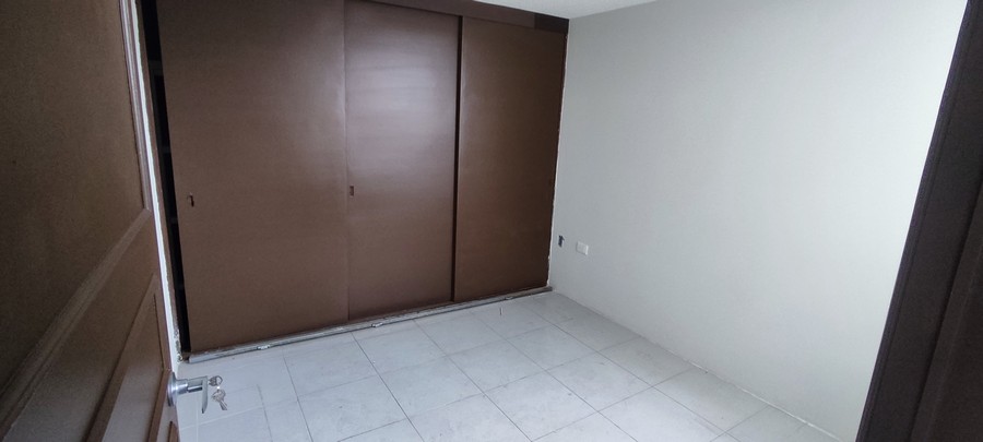 Tiene 3 recamaras, 2 de ellas con closets, sala comedor, cocina, medio baño abajo, baño completo arriba, cochera propia y local con acceso a la calle.
Se muestra con cita
Se encuentra a calle y media de Av. 16 de septiembre Cerca de las colonias: Bugambilias, Vicente Guerrero, Patrimonio, Puebla Textil, San José Mayorazgo, San Manuel, Loma Linda, Puebla Textil.