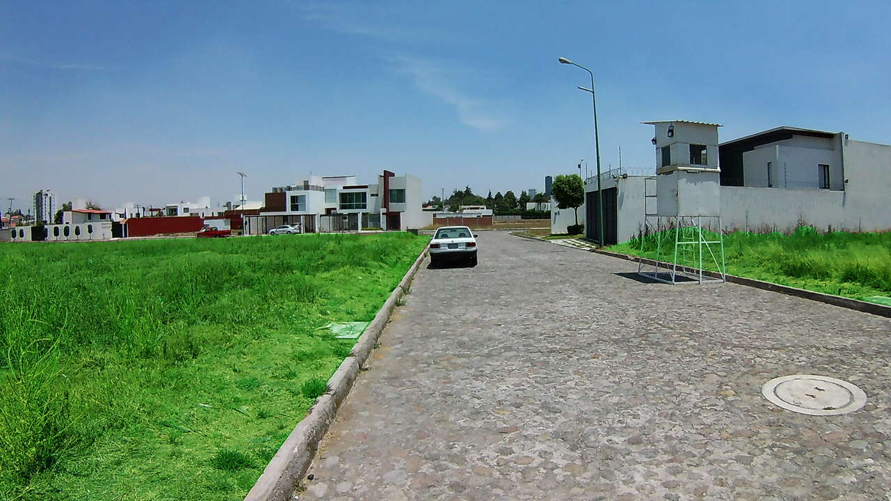 Diferentes opciones en el fraccionamiento Desde 452m² hasta 1,737m²
Fraccionamiento privado, con vigilancia 24 horas, servicios ocultos, calles amplias empedradas y de concreto.
Excelente ubicación, atrás del Colegio Humboldt, muy cerca de la Recta a Cholula, Blvd. Forjadores, Periférico Ecológico.
En el fraccionamiento hay residencias de nivel alto ya que existe una restricción de mínimo 400 m² por vivienda.