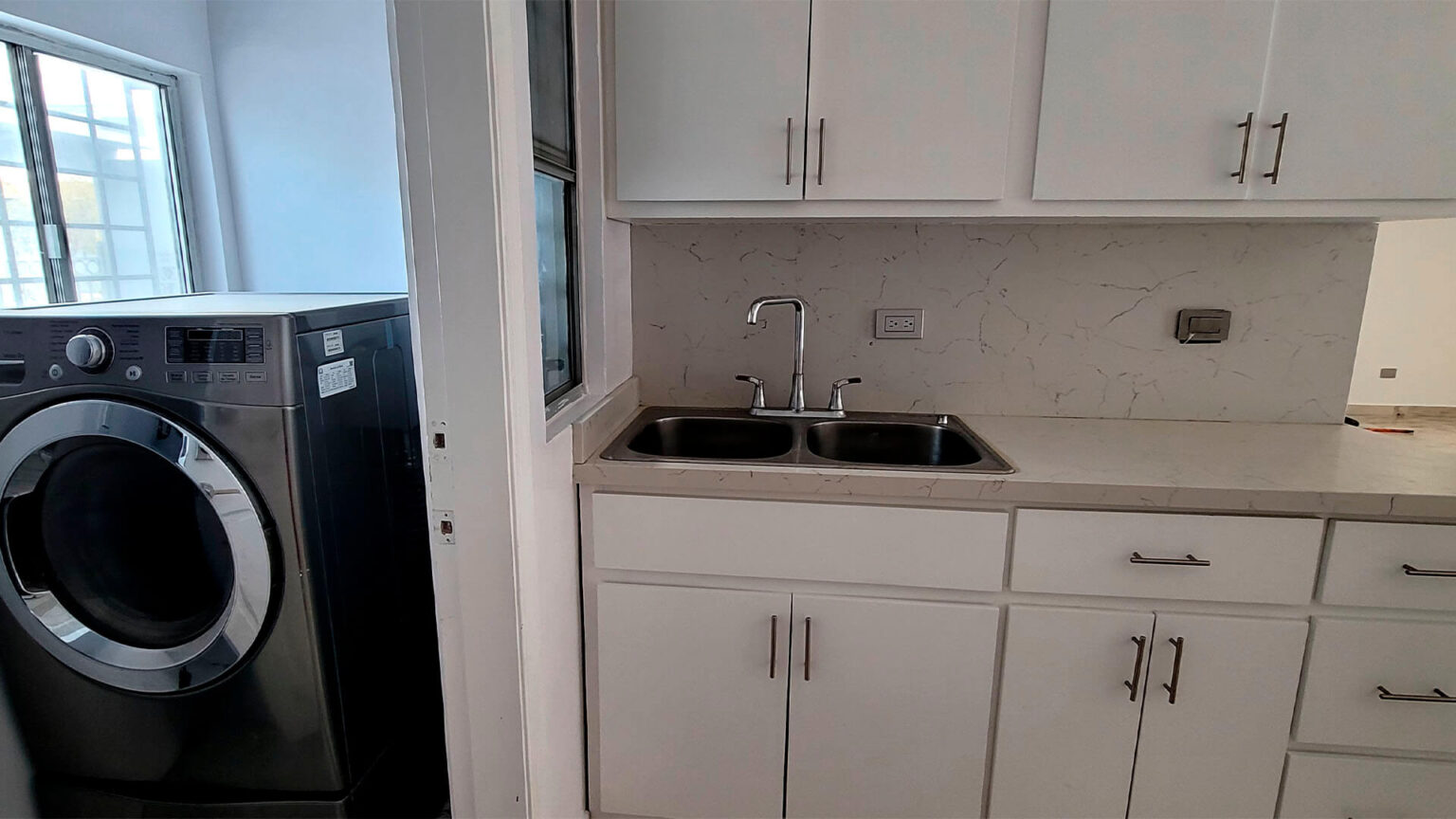 Casa en Renta en Altabrisa
Ubicada en una privada segura y rodeada de residencias de alto nivel, esta impecable propiedad ofrece comodidad y una ubicación privilegiada a minutos de UABC, Tecnológico de Tijuana y la Garita de Otay.
Renta USD $2,100 dlls por mes