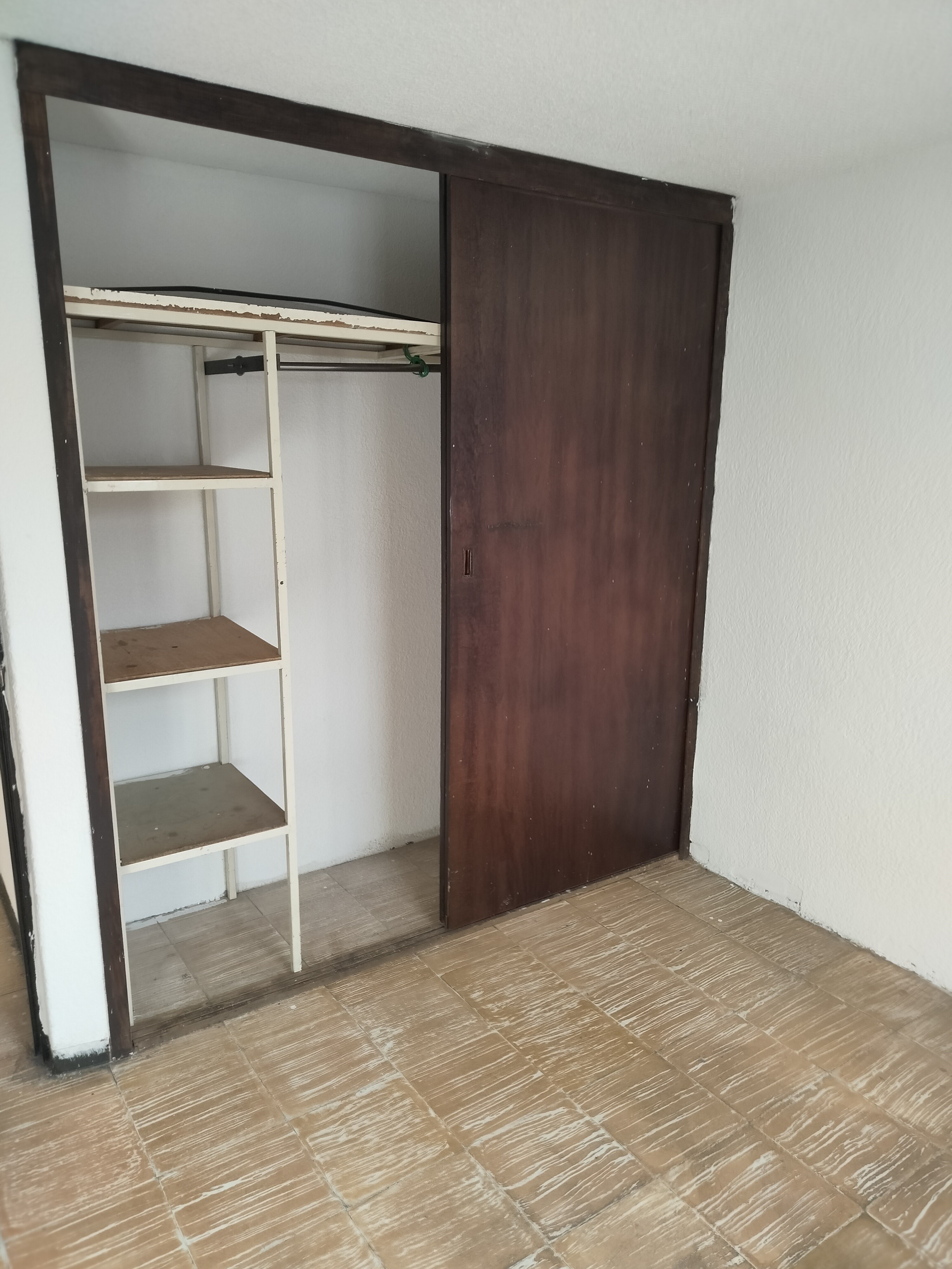 Se encuentra en el conjunto habitacional Villa Madero tiene 2 recámaras, sala comedor, cocina, baño completo, área de tendido y cochera propia para 1 auto.
También cuenta con protección en la puerta y las ventanas de aluminio.
Se encuentra en 3er nivel, aceptamos crédito Infonavit, Fovissste o bancario.
Se muestra con cita de lunes a domingo
