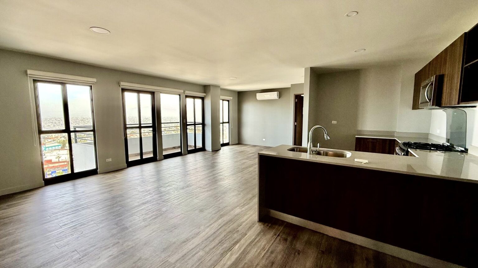 Departamento en Renta en Juárez Residencial
Vive en uno de los desarrollos más exclusivos de Tijuana, Juárez Residencial, un proyecto con solo 30 departamentos distribuidos en 11 niveles, que combina comodidad, diseño y ubicación privilegiada en una de las colonias más tradicionales de la ciudad.
Características del departamento:
• 3 Recámaras.
• 2 Baños completos.
• 2 Cajones de estacionamiento.
• Área de bodega para almacenamiento adicional.
Renta USD $1,850 dlls por mes