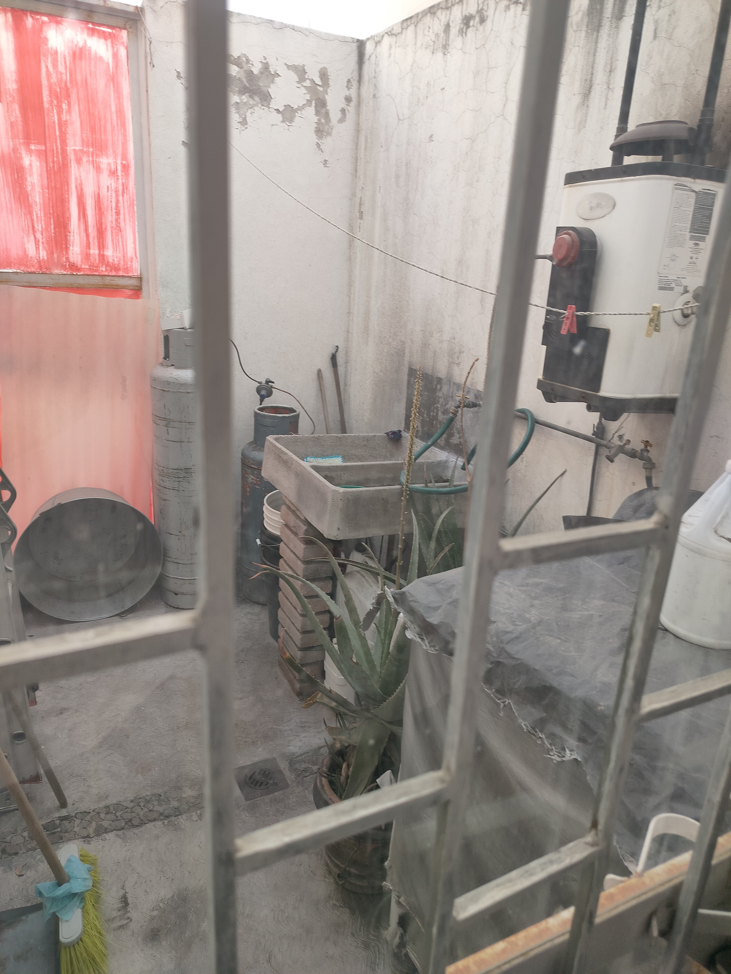 Se encuentra atrás de la UNIPUEBLA, cerca del Coppel Guadalupe y cerca del centro comercial centro sur.
En planta baja cuenta con sala, comedor, cocina amplia con alacena grande le cabe desayunador, tiene medio baño, zotehuela, cochera para 1 auto y cisterna.
En planta Alta tiene 2 recámaras de muy buen tamaño con closets grandes, baño completo amplio.
Se puede ampliar la casa para hacerle un piso más con 2 recámaras grandes.
Aceptamos cualquier crédito.