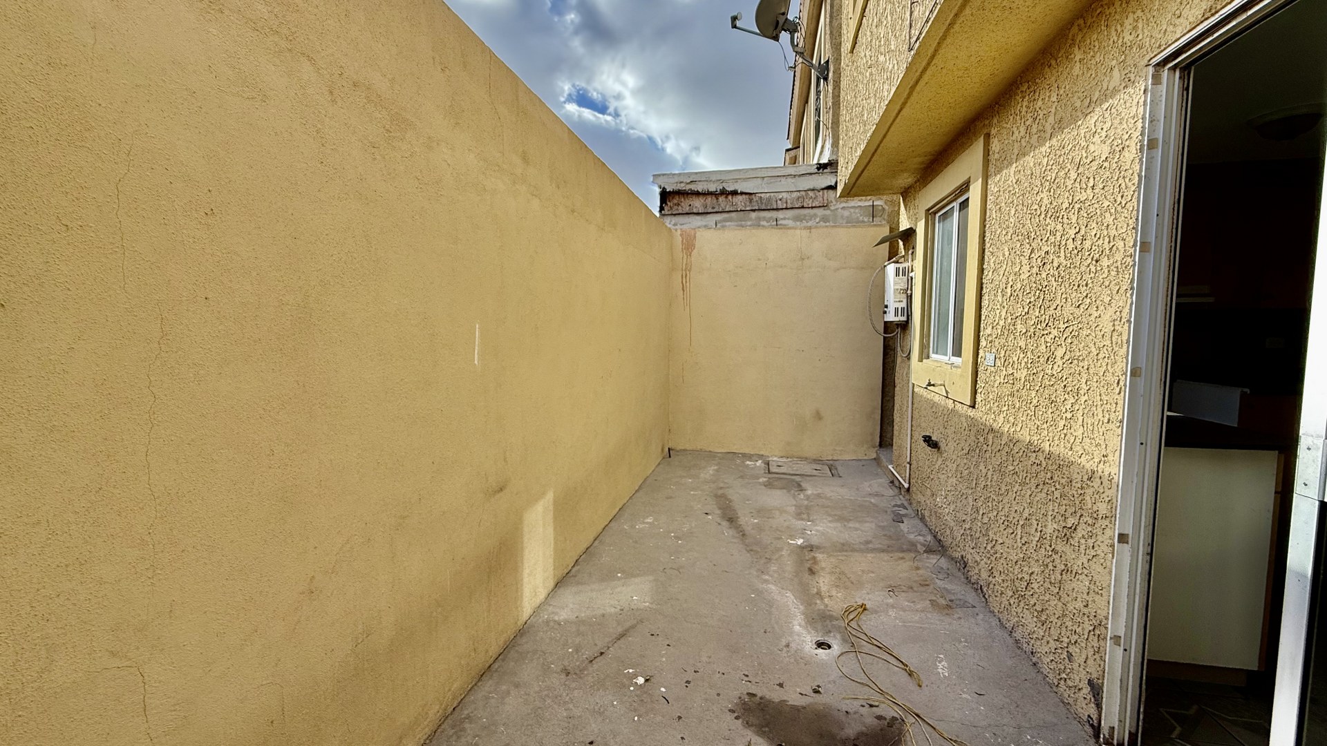 La casa se encuentra dentro de la Privada Tulum en Santa Fe, una zona con acceso inmediato a centros comerciales, parques y escuelas de alta calidad, PRECIO: $ 160,000 Dlls
Características de la Casa:
Distribución en 2 niveles.
1 baño completo y medio baño. Cocina integral. Sala y comedor. Terraza, ideal para colocar una sala de patio y un asador. Boiler y ventiladores de techo incluidos. Estacionamiento techado para 2 automóviles. Agenda tu cita hoy mismo!
Christian@primerobr.com
664-356-1143