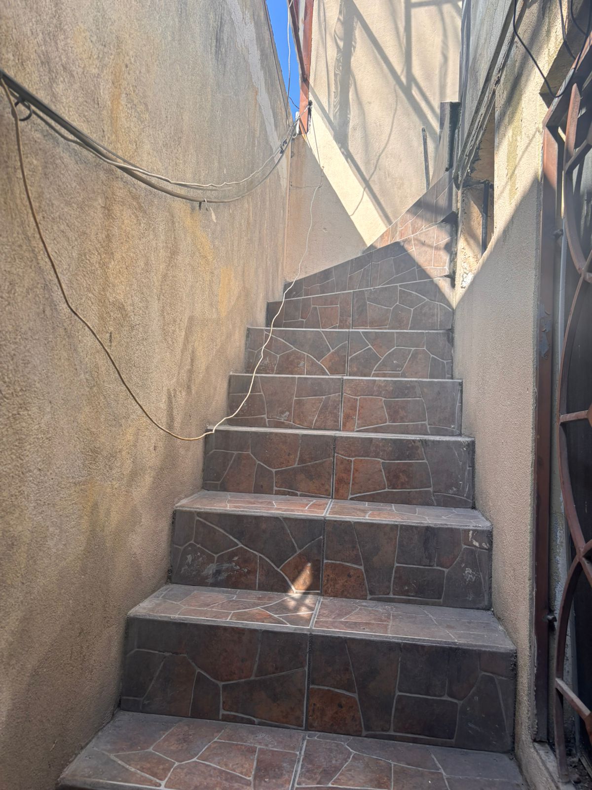 Se renta cuarto para 1 persona, en excelente ubicación cerca del Centro Comercial Paseo La Fe, estación de la ecovía De la Zanja, Av. Miguel Alemán, Av. Acapulco, aeropuerto. Cuenta con lavandería techada, donde lavar la ropa, colgar la ropa y también lavadora ($60 pesos x carga). Ideal para estudiantes y para trabajadores y gente foránea.
La renta es de $3,500 al mes más $200 pesos de servicios.