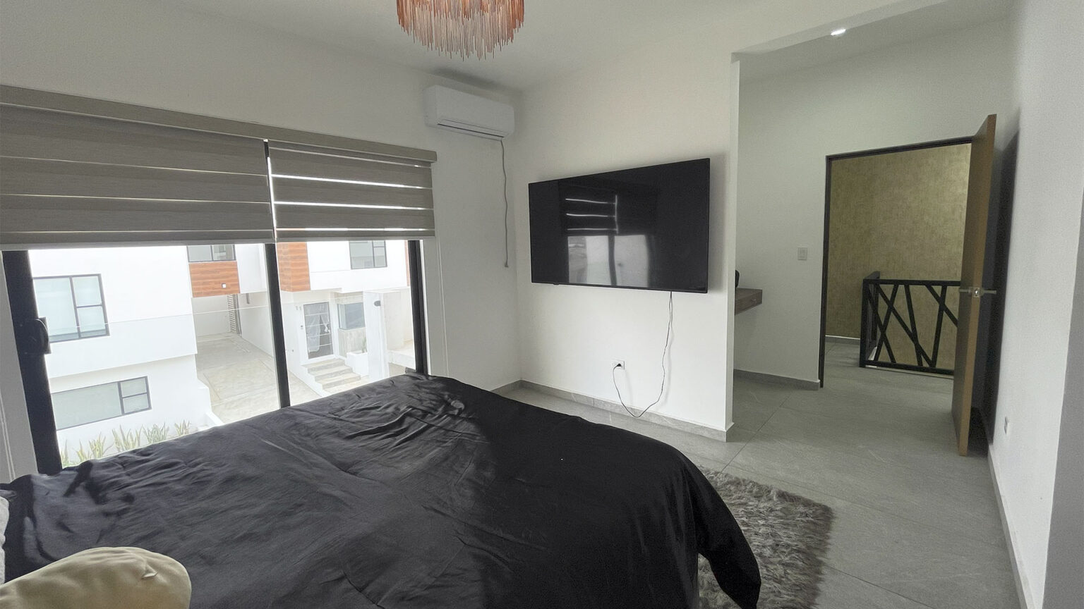 Casa en Renta en La Joya Santa Fe
Vive en una residencia equipada de lujo dentro de un fraccionamiento con acceso controlado y seguridad. Disfruta de espacios amplios, acabados modernos y comodidad en cada rincón. Una casa con acabados de primera y amenidades que garantizan confort y seguridad. Contáctanos para más información o para agendar una cita.