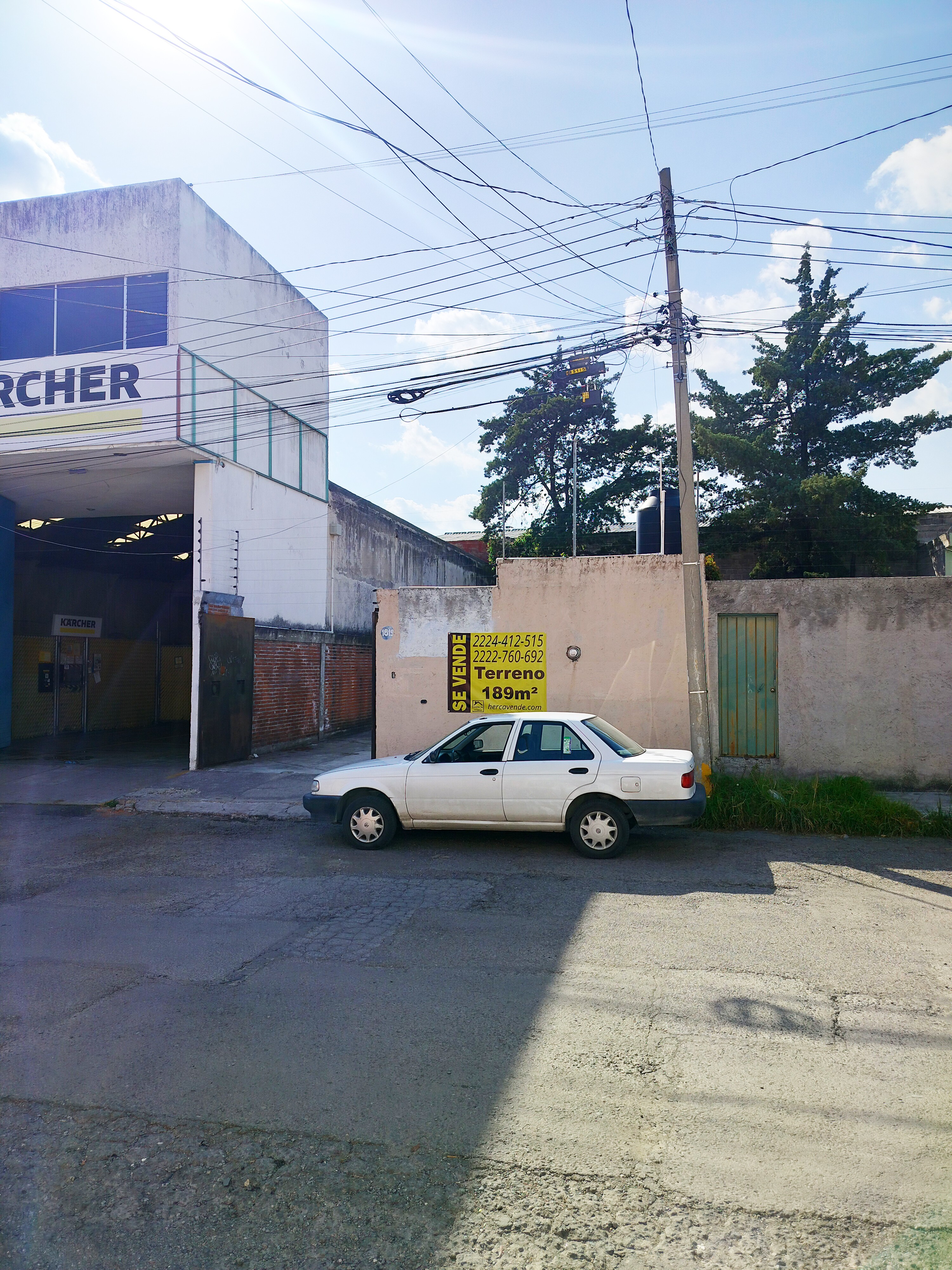 Tiene 189m² y cuenta con una pequeña construcción de 35m² tiene todos los servicios, agua, luz, drenaje, pavimento, ya cuenta con una barda al frente y en un lado del terreno.
Está libre de gravamen, listo para poderse vender.
Se muestra de lunes a domingo