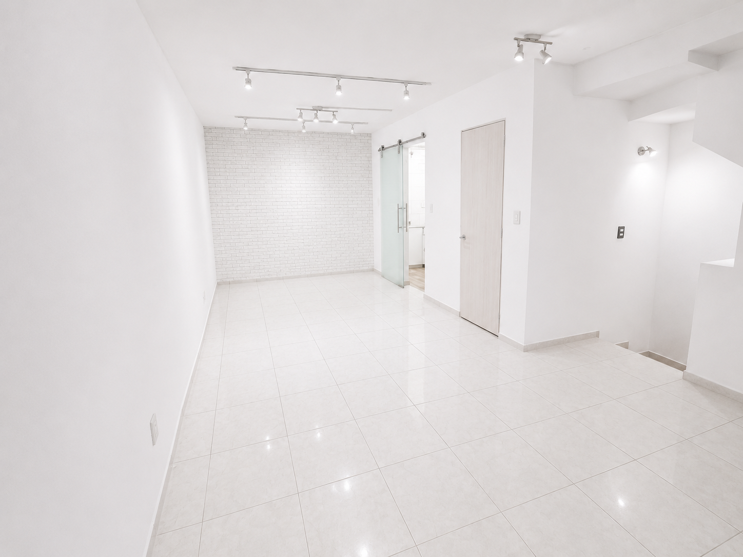 *PRECIO RENTA $40 K.
MANTENIMIENTO: $2,000.00

Descripción:
*CASA VERTICAL.
*SALA / ESTANCIA.
*COMEDOR.
*COCINA CON COCINA INTEGRAL.
*AREA DE LAVADO.
*4 RECAMARAS.
*3 ½ BAÑOS
*2 CAJONES DE ESTACIONAMIENTO.
*CUARTO DE SERVICIO.
*TERRAZA SEMI TECHADA.
*VIGILANCIA 24 HRS.
*CONSTRUCCIÓN 153 M².