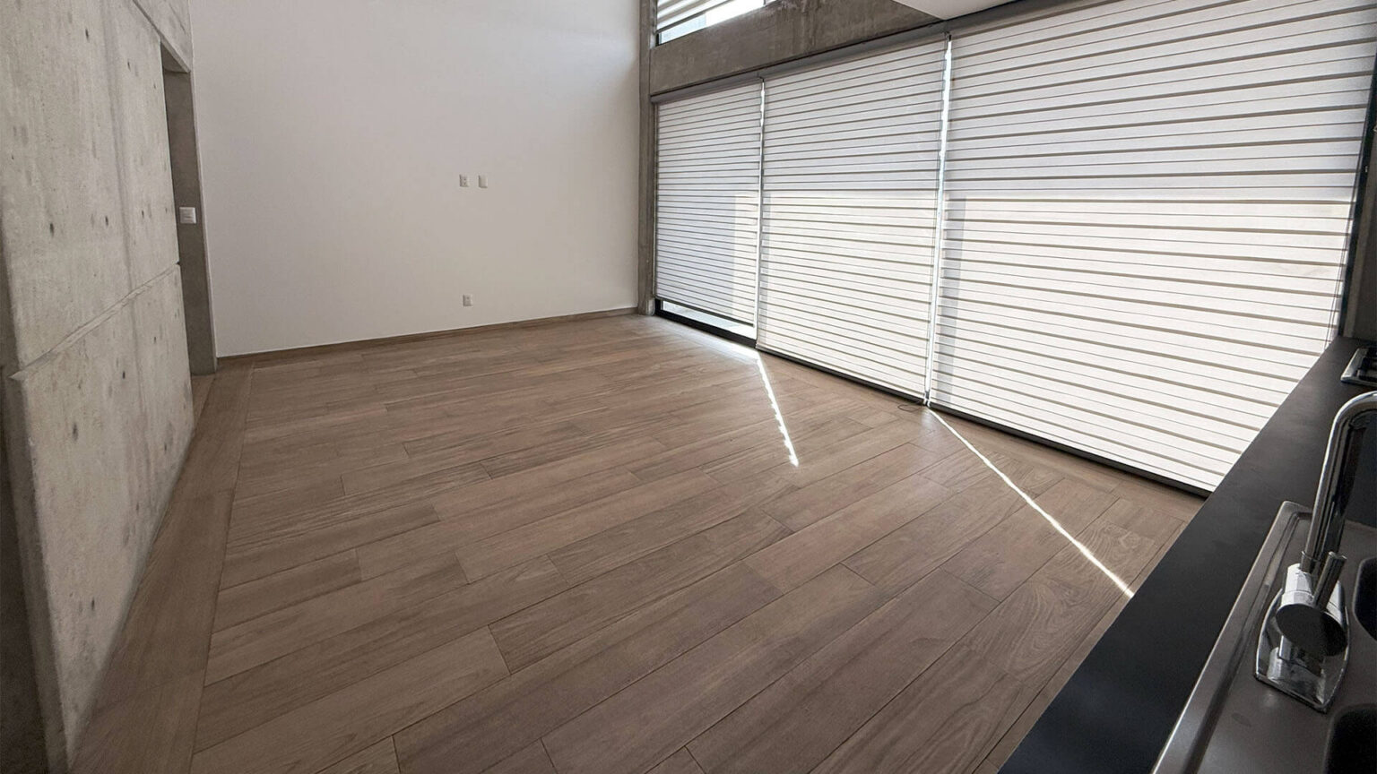 Departamento en Renta en Colonia Marrón
Disfruta de la comodidad y excelente ubicación de este departamento, a solo 10 minutos de la línea internacional de San Ysidro. Su diseño moderno y funcional lo convierte en una opción ideal para quienes buscan confort y accesibilidad.
Renta USD $1,950 dlls por mes