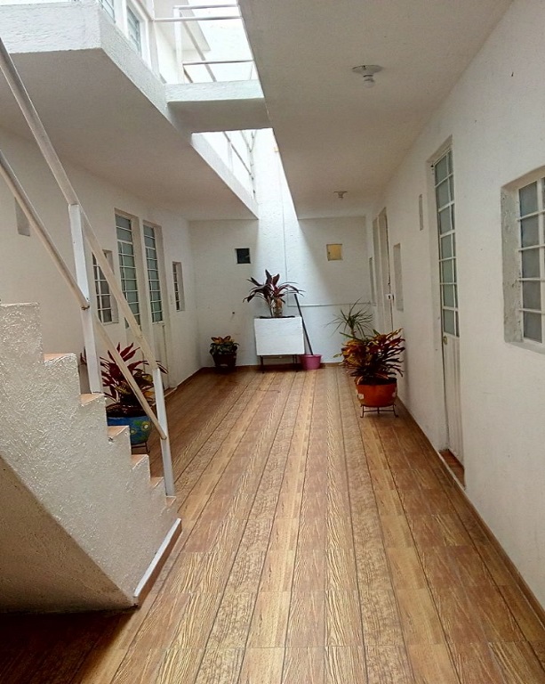 Propiedad en venta, colonia Las Palmas zona Plaza Crystal.
Excelente para inversionistas.
A unos pasos de Plaza Crystal
407 m2 de construcción
152 m2 de terreno
Cuenta con 21 departamentos cada uno con baño completo.
Cocina de uso común.
Cámaras de vigilancia.
Cerca de universidades,
Centros laborales, plazas comerciales.
Bien comunicado.
