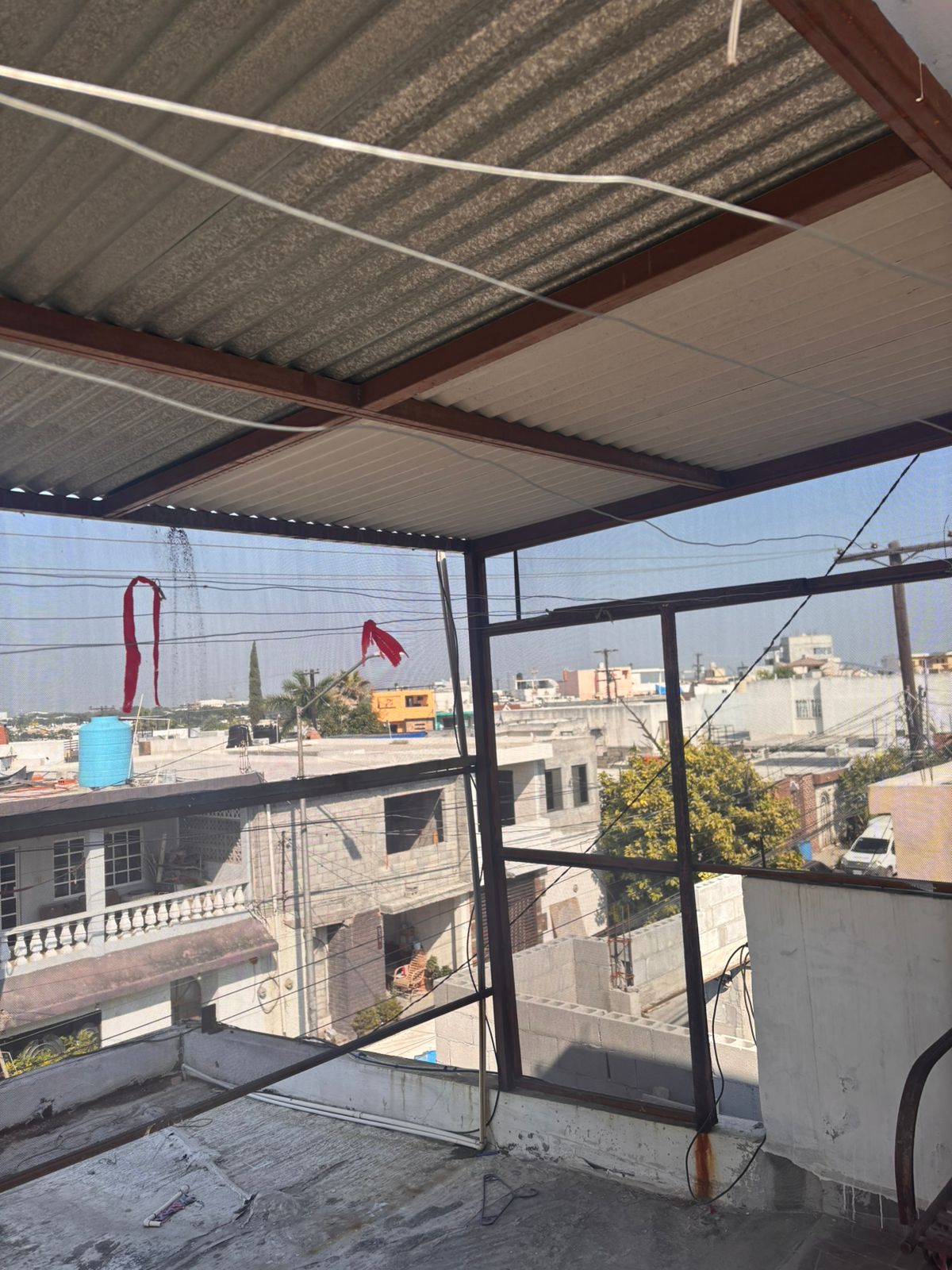 Se renta cuarto para 1 persona, en excelente ubicación cerca del Centro Comercial Paseo La Fe, estación de la ecovía De la Zanja, Av. Miguel Alemán, Av. Acapulco, aeropuerto. Cuenta con lavandería techada, donde lavar la ropa, colgar la ropa y también lavadora ($60 pesos x carga). Ideal para estudiantes y para trabajadores y gente foránea.
La renta es de $3,500 al mes más $200 pesos de servicios.