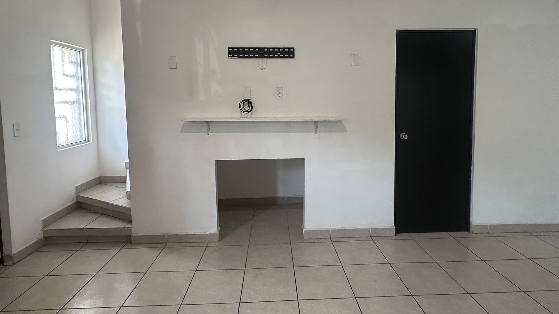 Casa en Venta en Madeira Residencial
¡Vive en un lugar tranquilo y cómodo, diseñado para disfrutar con tu familia! Contáctanos para más información o para agendar una visita.
Espacios:
• 3 recámaras amplias.
• 2 baños completos.
• Patio trasero y pasillo lateral.
• Área de estacionamiento.
Venta MXN $2,500,000 pesos
