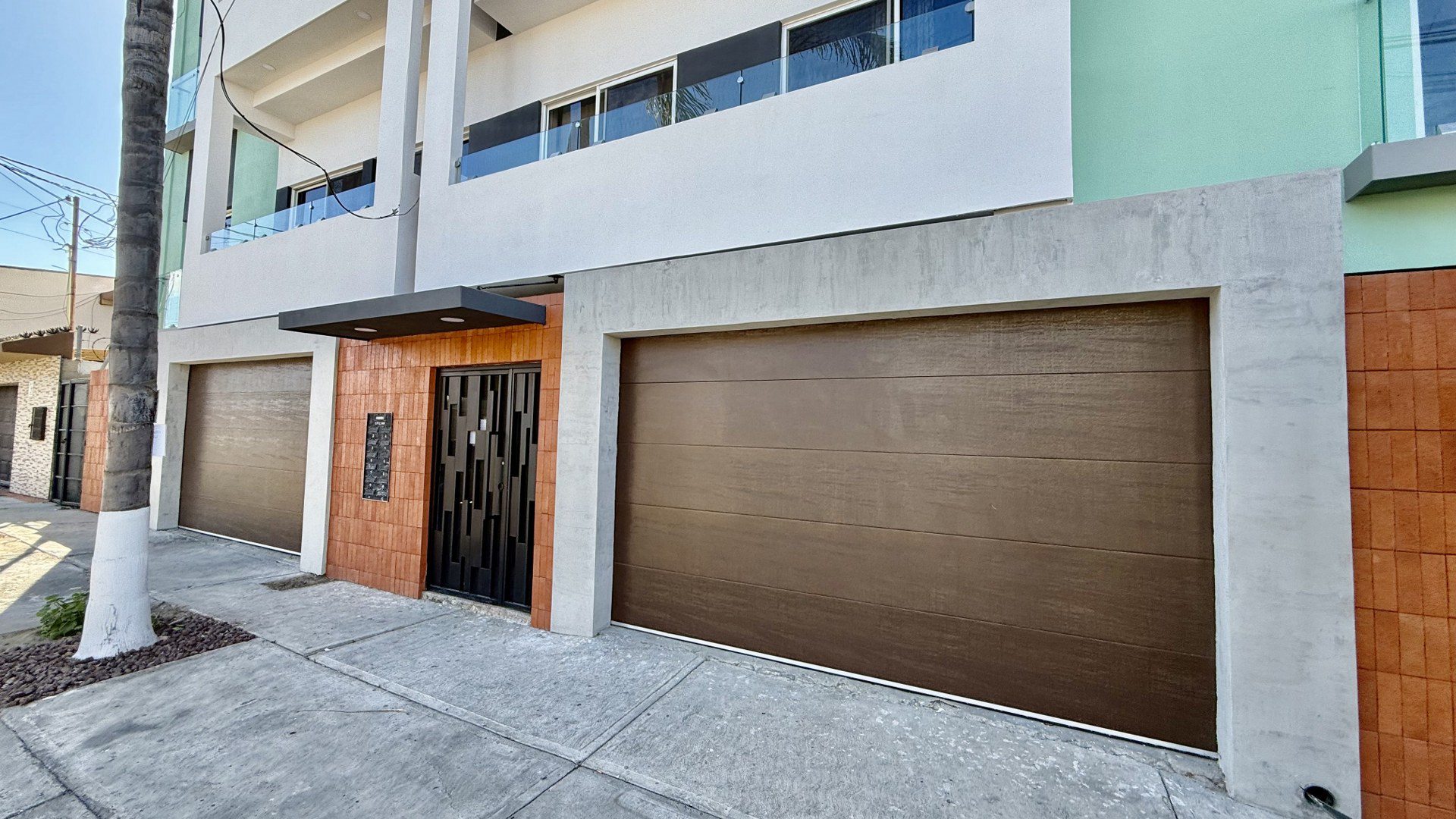 Departamento en Renta en Playas de Tijuana
Su ubicación estratégica te brinda cercanía a centros comerciales, escuelas y áreas recreativas, además de la tranquilidad de vivir en una de las mejores zonas de la ciudad-
Descripción del departamento:
• Recámaras: 3, todas con closets.
• Baños: 2 completos.
• Cocina: Totalmente nueva y moderna.
• Área de lavado: Incluida para mayor comodidad.
Ubicación:
• Piso: Tercer nivel con acceso a través de elevador.
Extras:
• Pet Friendly
Christian Ontiveros