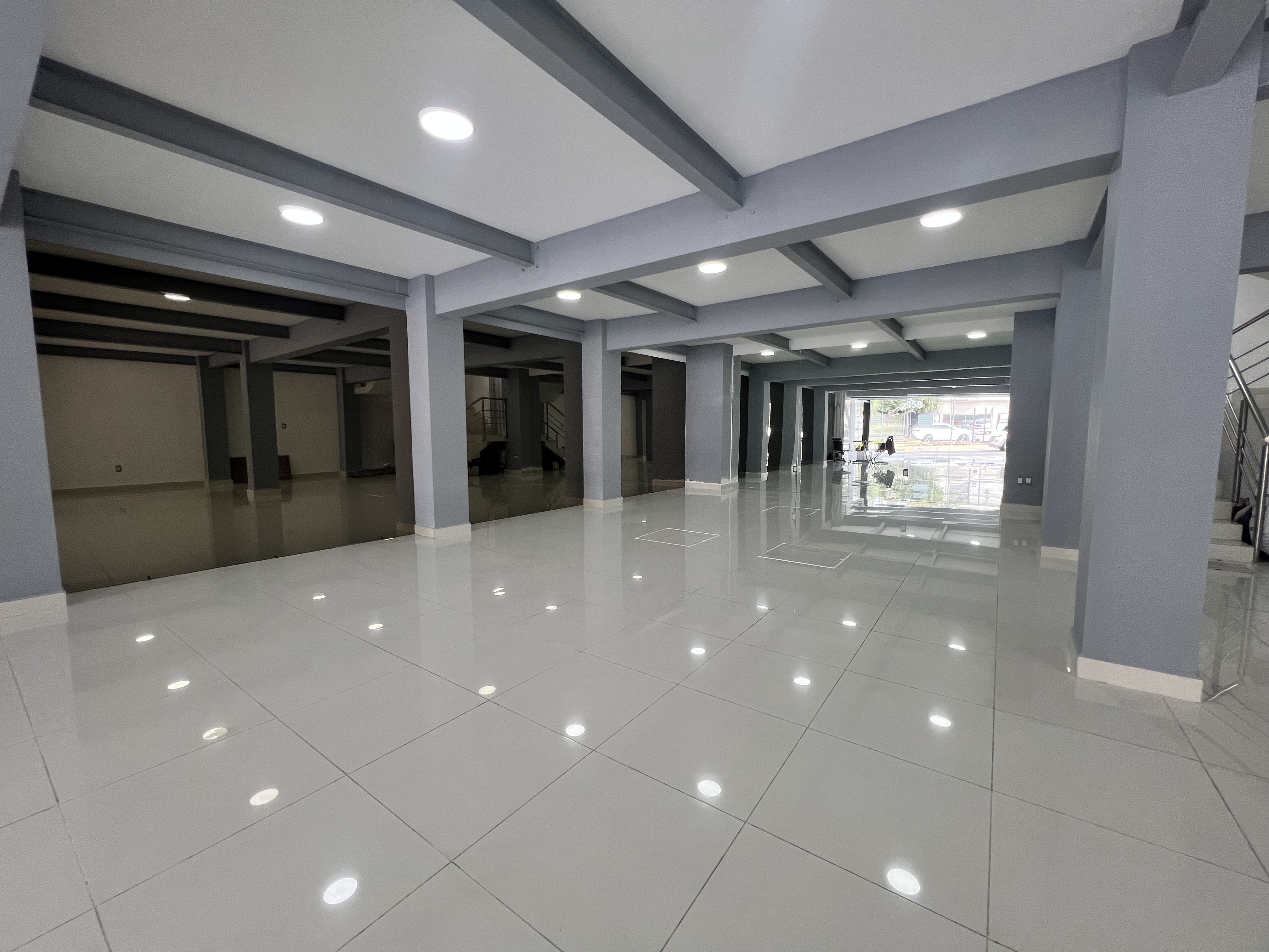 Increíble edificio comercial de 790m2 distribuidos en planta baja y tres niveles con gran amplitud en cada uno de los pisos, cuenta con dos medios baños completamente nuevos, terraza al aire libre con increíble vista y espacio de estacionamiento frente al edificio.