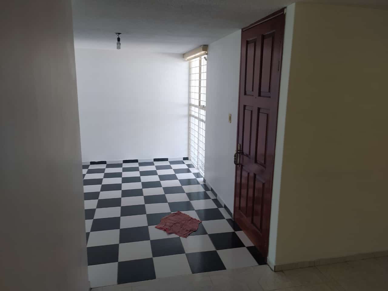 Casa amplia y con excelentes acabados.
Ubicación:
Colonia Bosques de Colón, a 10 min de la Prepa No.5, Toluca, Estado de México.
Cuenta con:
4 recamaras
2 baños completos
Garage para 1 auto
1 despacho
Cocina
Sala
Comedor
Cuarto para juegos
Patio de servicio.
Acabados: Loseta cerámica en toda la casa, closets en recamaras, la cocina apenas se coloco nueva, lista para habitar.
Se aceptan créditos, si no cuenta con el con gusto se le tramita con la institución que mas le convenga.