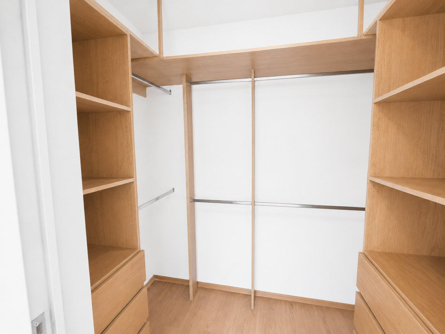 *PRECIO RENTA $40 K.
MANTENIMIENTO: $2,000.00

Descripción:
*CASA VERTICAL.
*SALA / ESTANCIA.
*COMEDOR.
*COCINA CON COCINA INTEGRAL.
*AREA DE LAVADO.
*4 RECAMARAS.
*3 ½ BAÑOS
*2 CAJONES DE ESTACIONAMIENTO.
*CUARTO DE SERVICIO.
*TERRAZA SEMI TECHADA.
*VIGILANCIA 24 HRS.
*CONSTRUCCIÓN 153 M².