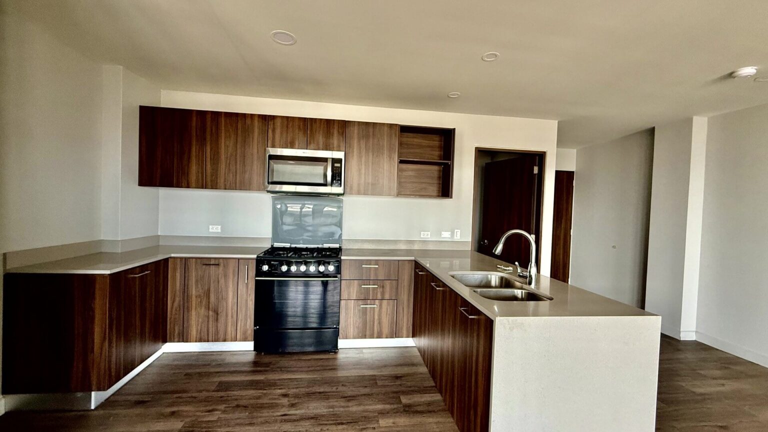 Departamento en Renta en Juárez Residencial
Vive en uno de los desarrollos más exclusivos de Tijuana, Juárez Residencial, un proyecto con solo 30 departamentos distribuidos en 11 niveles, que combina comodidad, diseño y ubicación privilegiada en una de las colonias más tradicionales de la ciudad.
Características del departamento:
• 3 Recámaras.
• 2 Baños completos.
• 2 Cajones de estacionamiento.
• Área de bodega para almacenamiento adicional.
Renta USD $1,850 dlls por mes