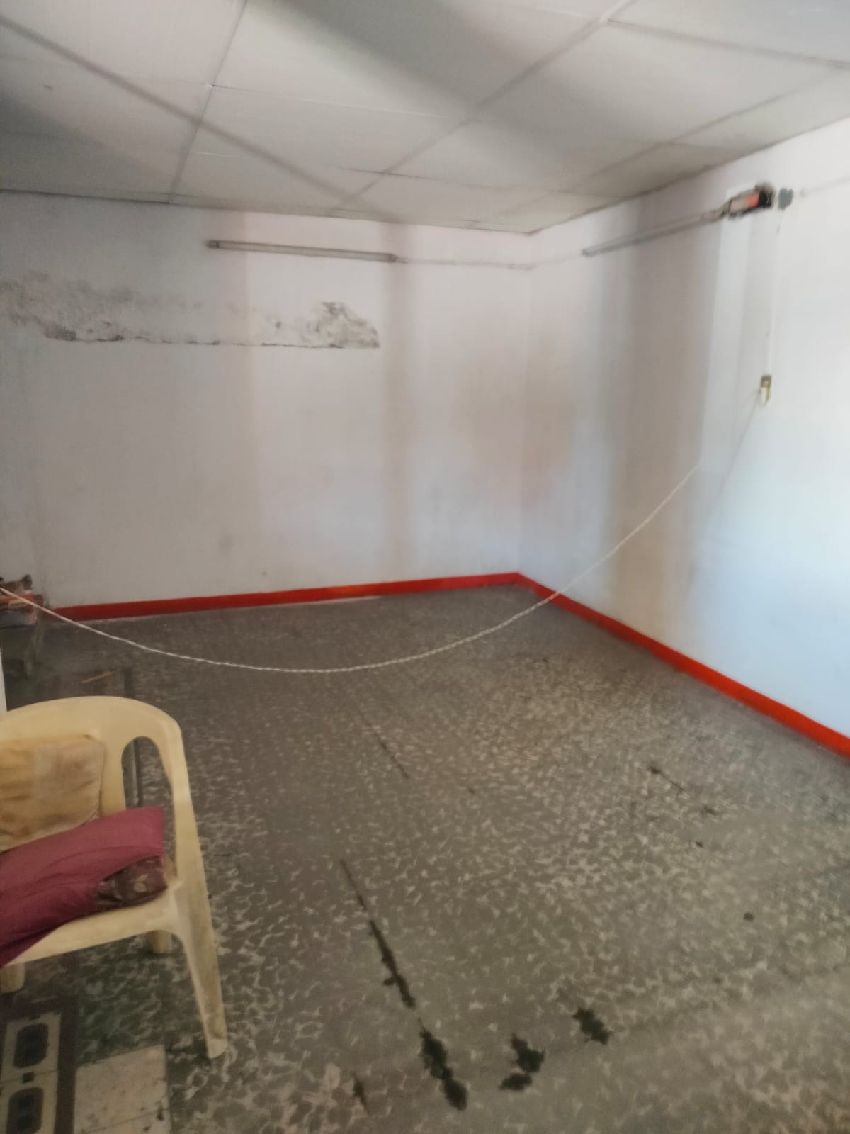 Tiene 338 metros de terreno y 320 de construcción en 1 solo nivel.
La construcción cuenta con varias habitaciones de diferentes medidas, recepción 4 privados, bodegas, patio central, cochera y local independiente.
Es una construcción antigua pero muy bien conservada ya que funcionaba como laboratorio de análisis clínicos.
Se muestra con cita cualquier día de la semana de lunes a domingo.