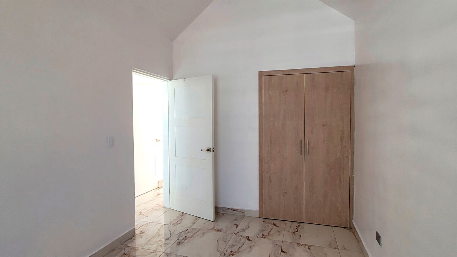 Casa en Renta en Altabrisa
Ubicada en una privada segura y rodeada de residencias de alto nivel, esta impecable propiedad ofrece comodidad y una ubicación privilegiada a minutos de UABC, Tecnológico de Tijuana y la Garita de Otay.
Renta USD $2,100 dlls por mes