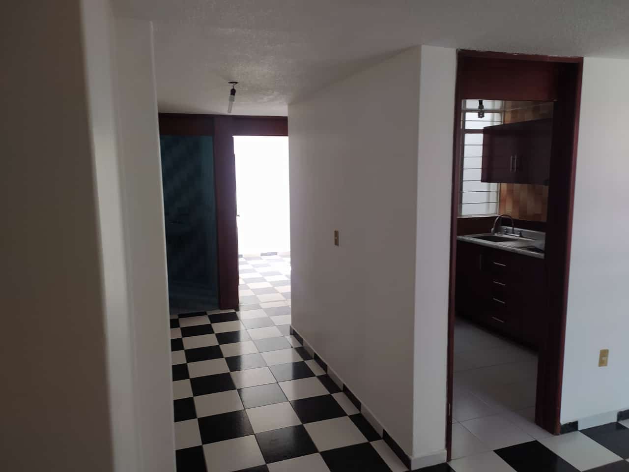 Casa amplia y con excelentes acabados.
Ubicación:
Colonia Bosques de Colón, a 10 min de la Prepa No.5, Toluca, Estado de México.
Cuenta con:
4 recamaras
2 baños completos
Garage para 1 auto
1 despacho
Cocina
Sala
Comedor
Cuarto para juegos
Patio de servicio.
Acabados: Loseta cerámica en toda la casa, closets en recamaras, la cocina apenas se coloco nueva, lista para habitar.
Se aceptan créditos, si no cuenta con el con gusto se le tramita con la institución que mas le convenga.